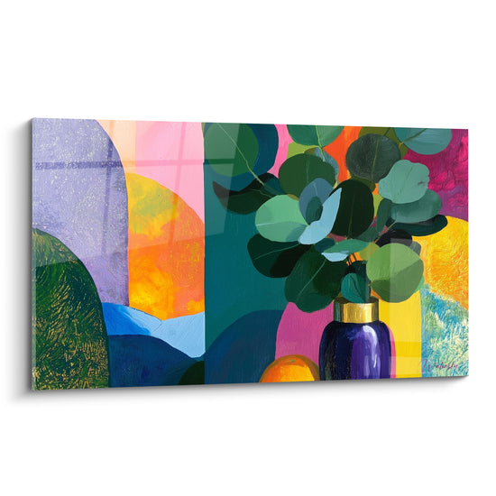 Vase violet à col doré porté par un feuillage vert émeraume, fond rose et orange abstrait style Eucalyptus