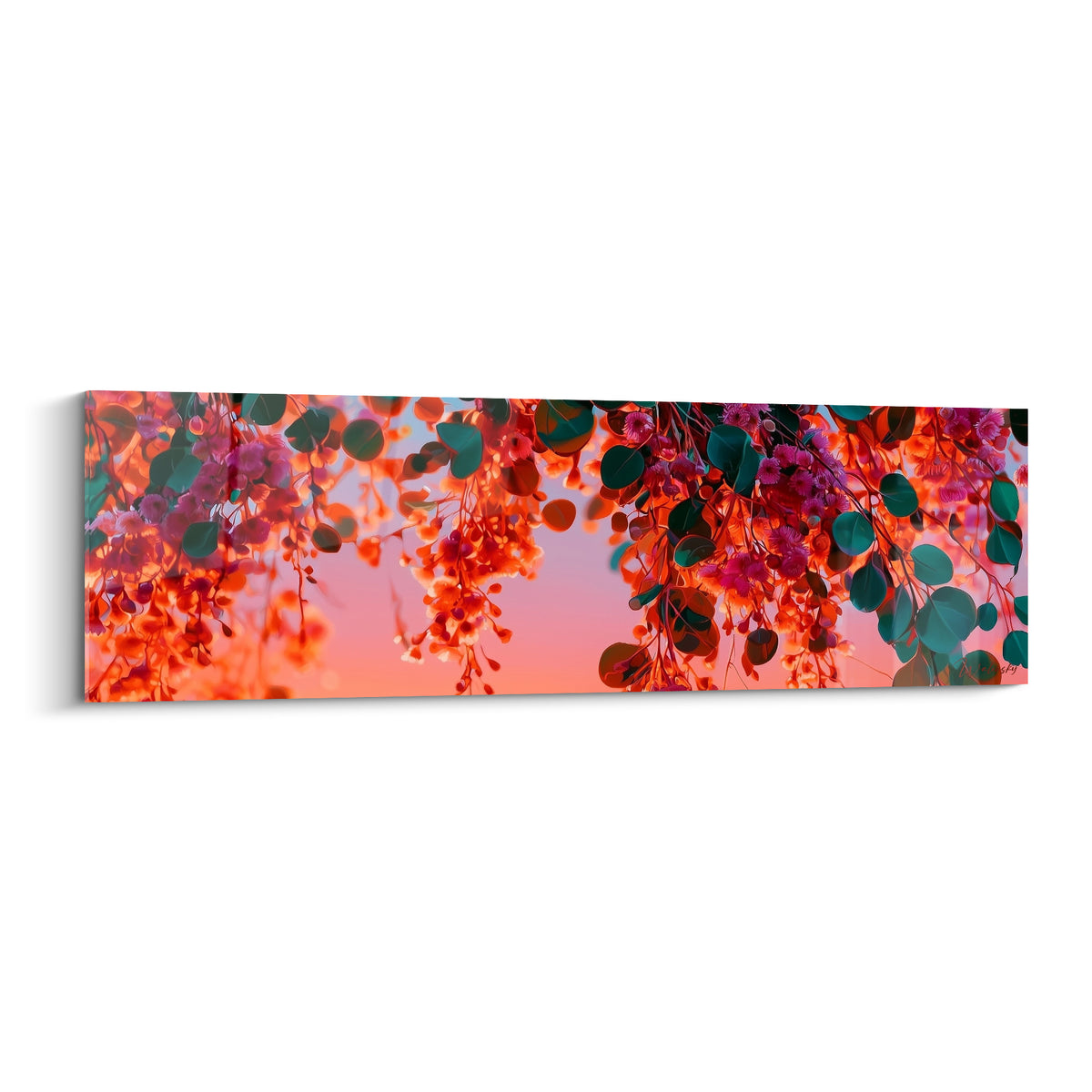 Eucalyptus aux feuilles vert émeraude et fleurs orange sous un ciel rose crépusculaire