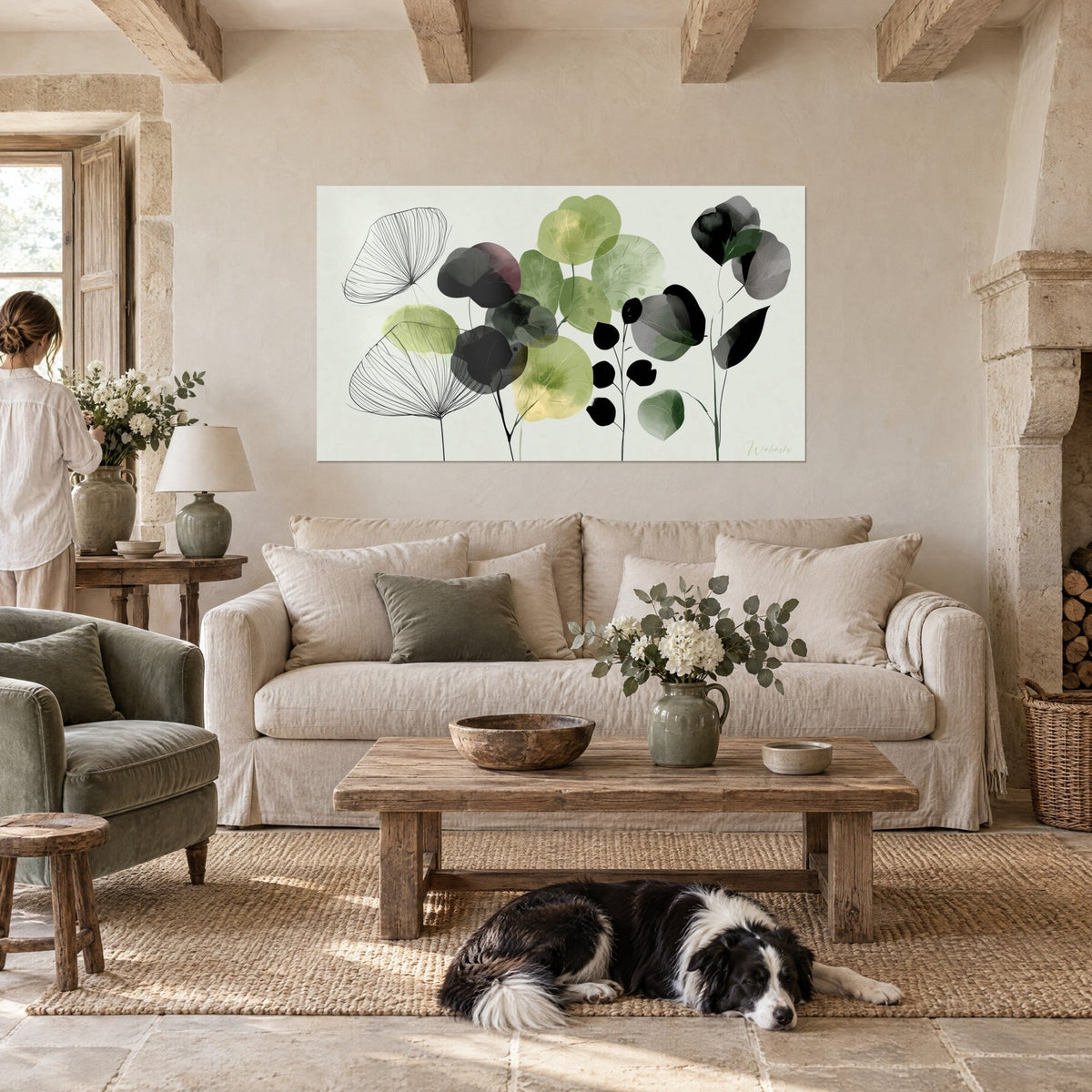 Gemälde mit zartgrünen und schwarzen Eukalyptusblättern, feine Tuschadern, über einem Sofa in einem hellen Wohnzimmer