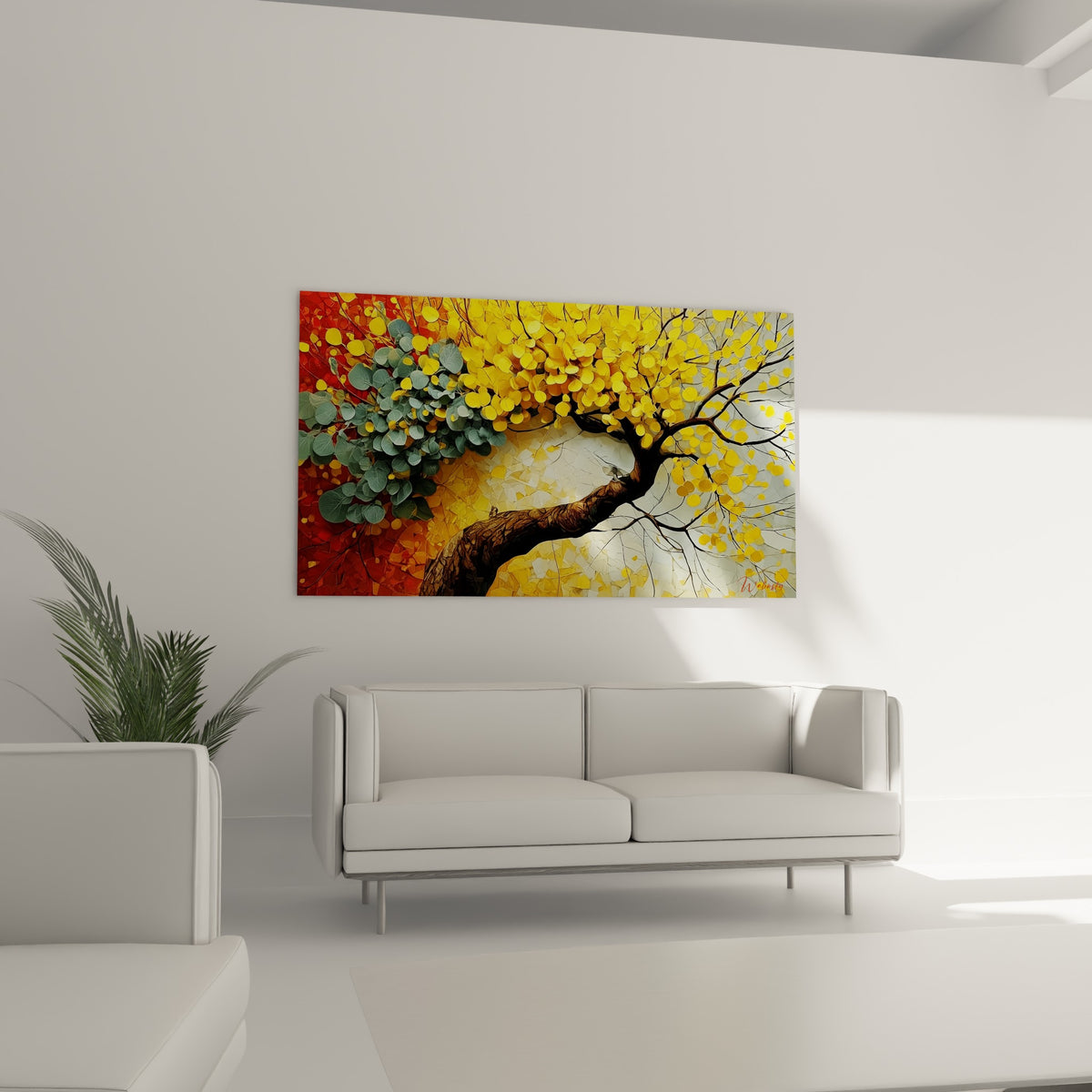Eucalyptus aux branches sombres et feuilles dorées suspendu au-dessus d'un canapé dans un salon lumineux
