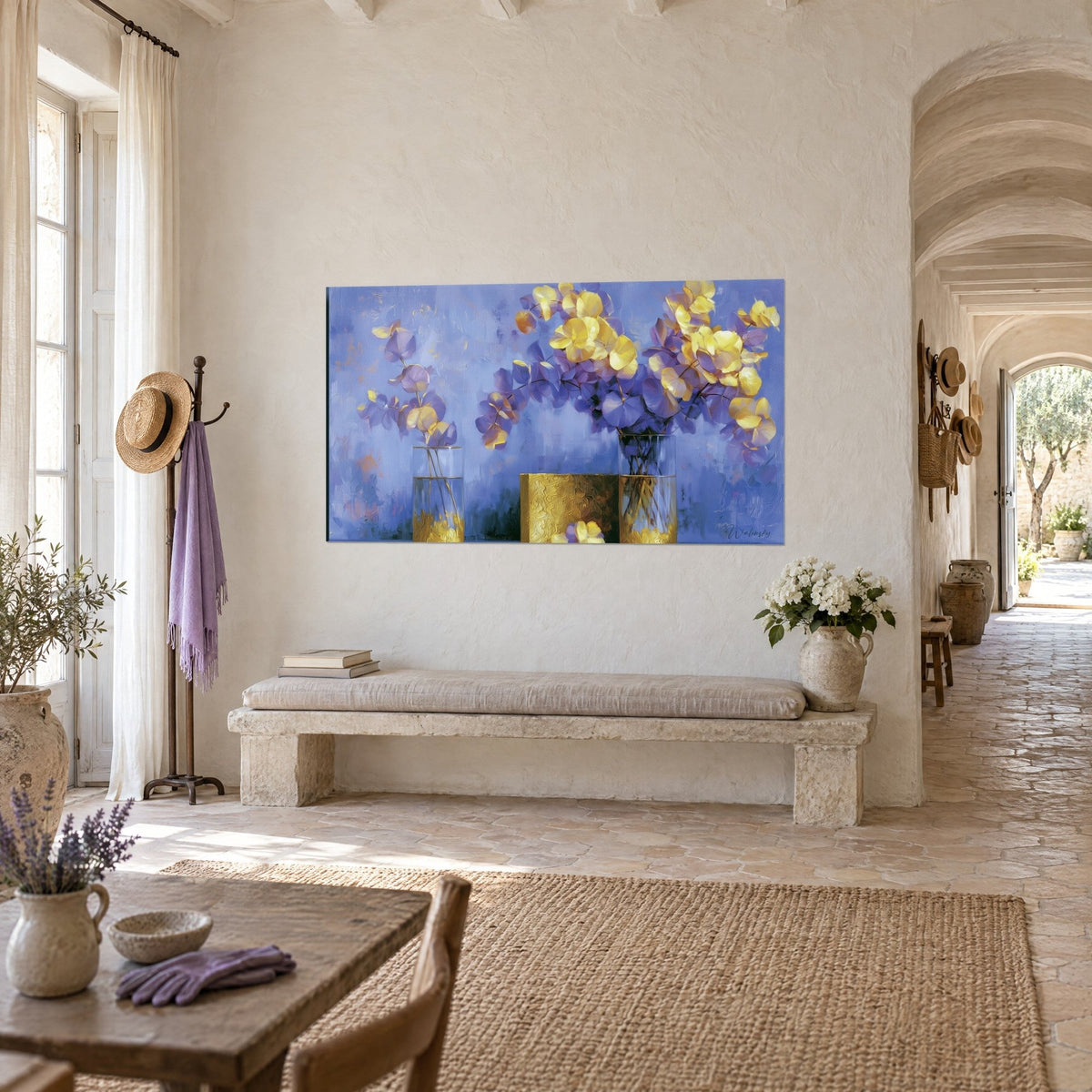 Quadro foglie tonde di eucalipto malva e oro, cubo dorato in rilievo, sfondo blu dipinto, parete color crema di un casale provenzale
