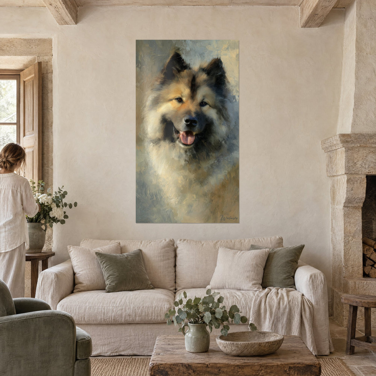 Obraz pies rasy Eurasier o płowym i kremowym futrze, różowy język na wierzchu, tyłem, nad sofą w jasnym salonie