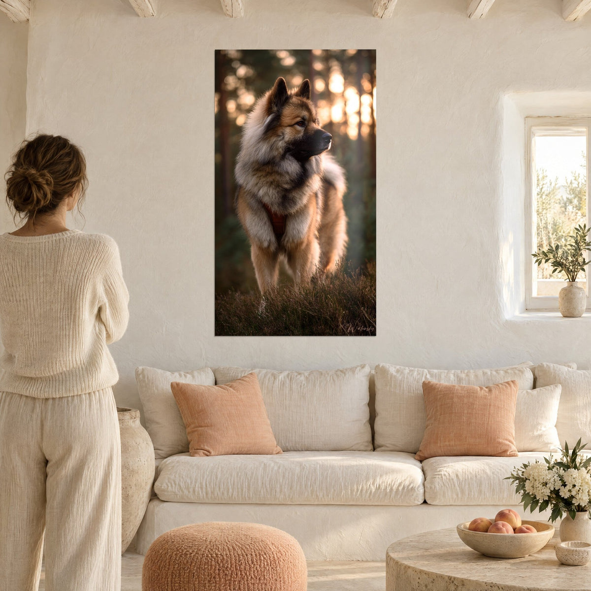 Πίνακας σκύλου Eurasier με καστανόξανθο και γκρι τρίχωμα σε χρυσαφένιο δάσος, γυναίκα από πίσω, πάνω από καναπέ σε φωτεινό σαλόνι