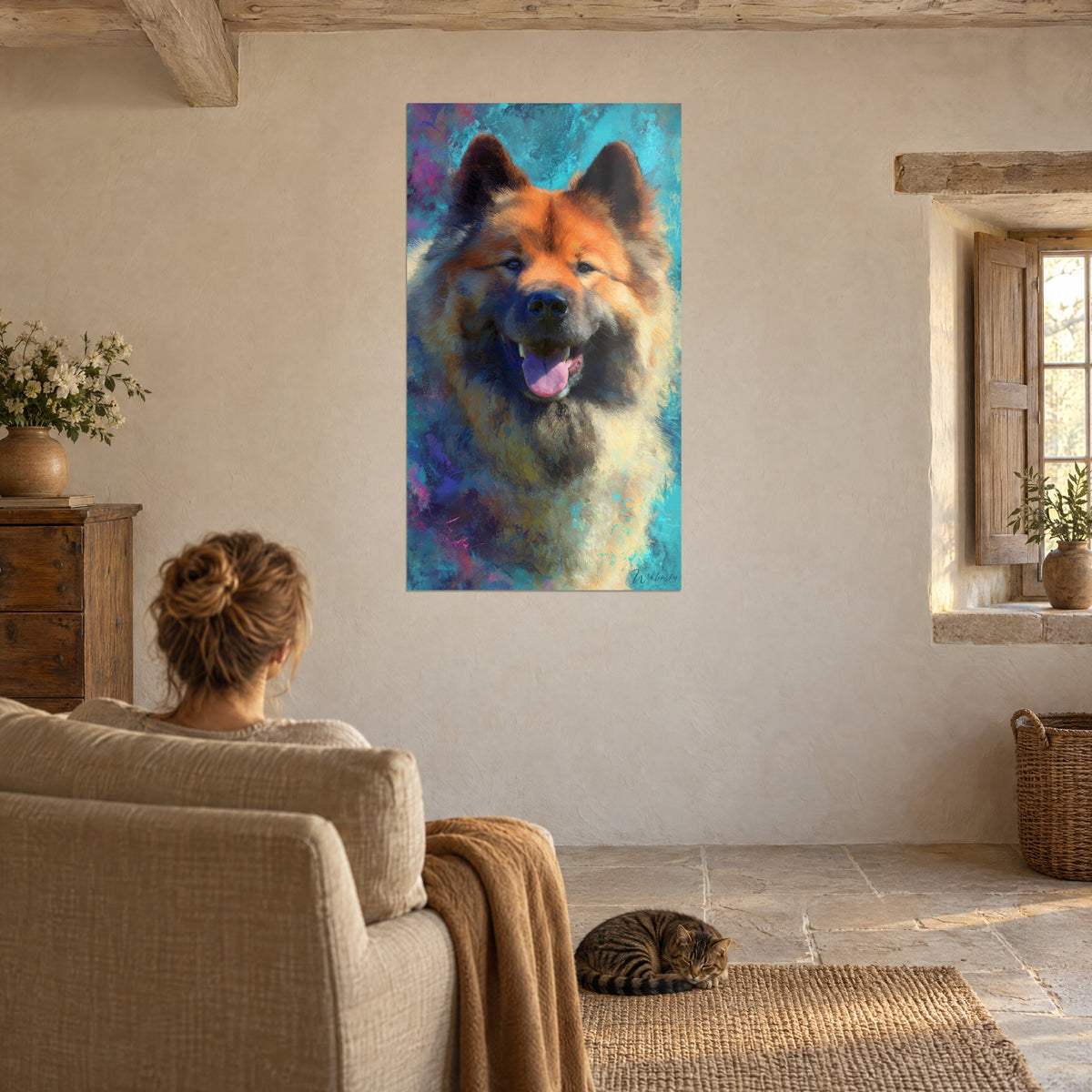 Πίνακας κόκκινο chow-chow με ειλικρινές χαμόγελο, μαγέντα και τυρκουάζ πινελιές, απέναντι από μπεζ πολυθρόνα, γάτα ταμπί ξαπλωμένη στο πάτωμα
