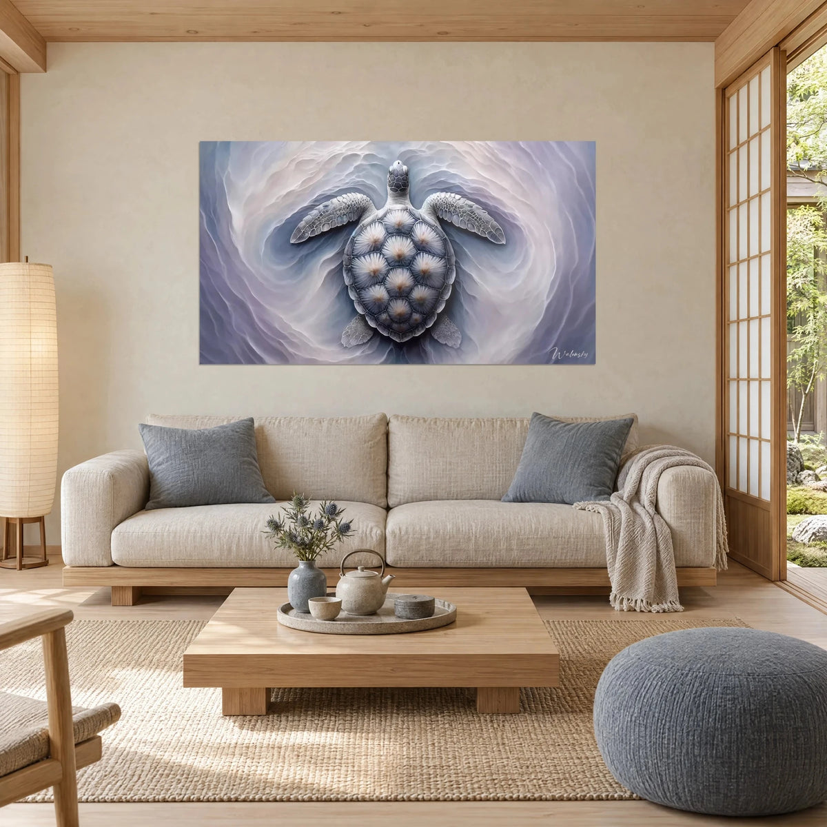 Quadro tartaruga marina vista dall'alto, carapace grigio perla, vortici lavanda e blu acciaio, sopra un divano in un soggiorno luminoso