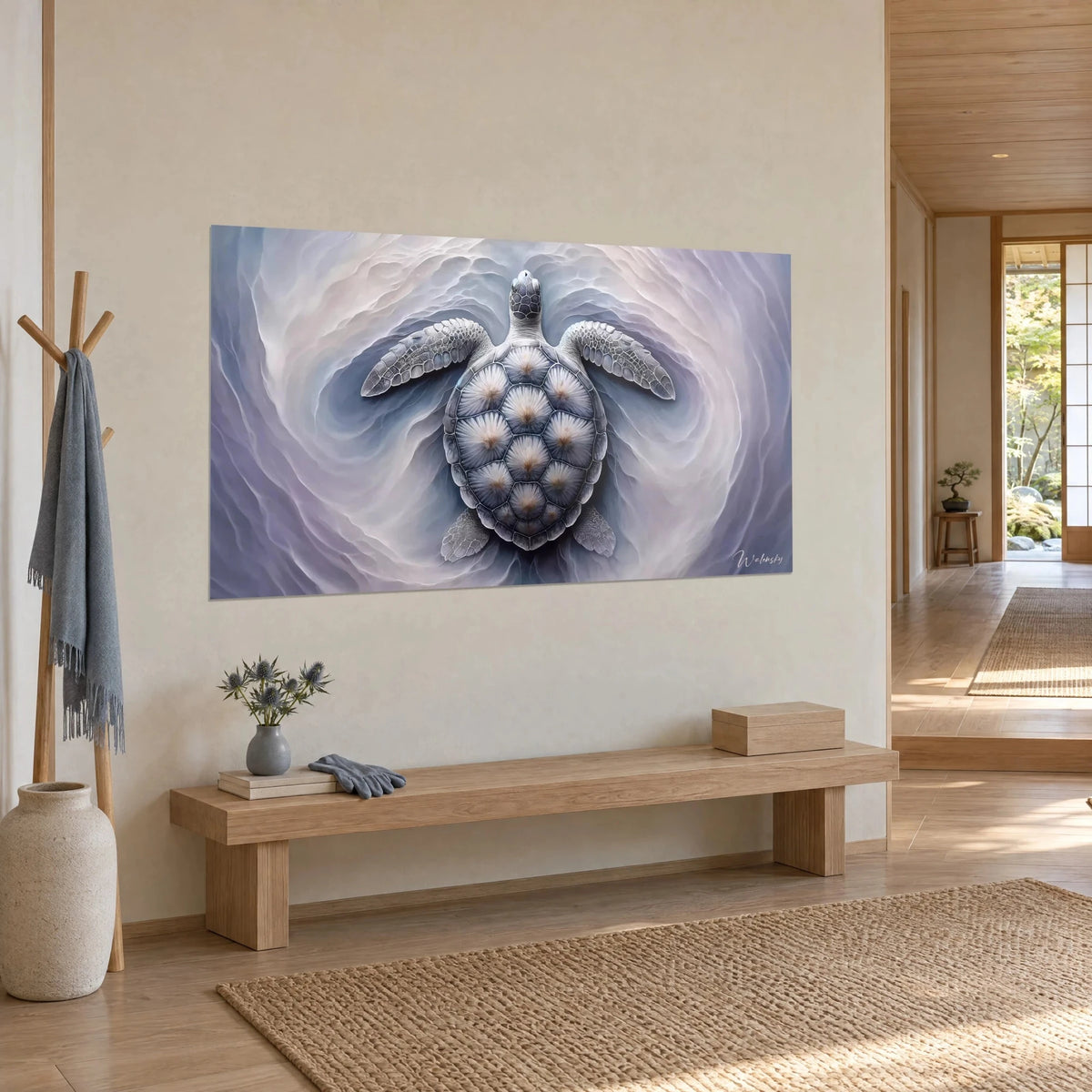 Quadro tartaruga con pinne a scaglie argentate, vortice d'acqua lilla e bianco madreperla, appeso accanto a una panca in legno chiaro