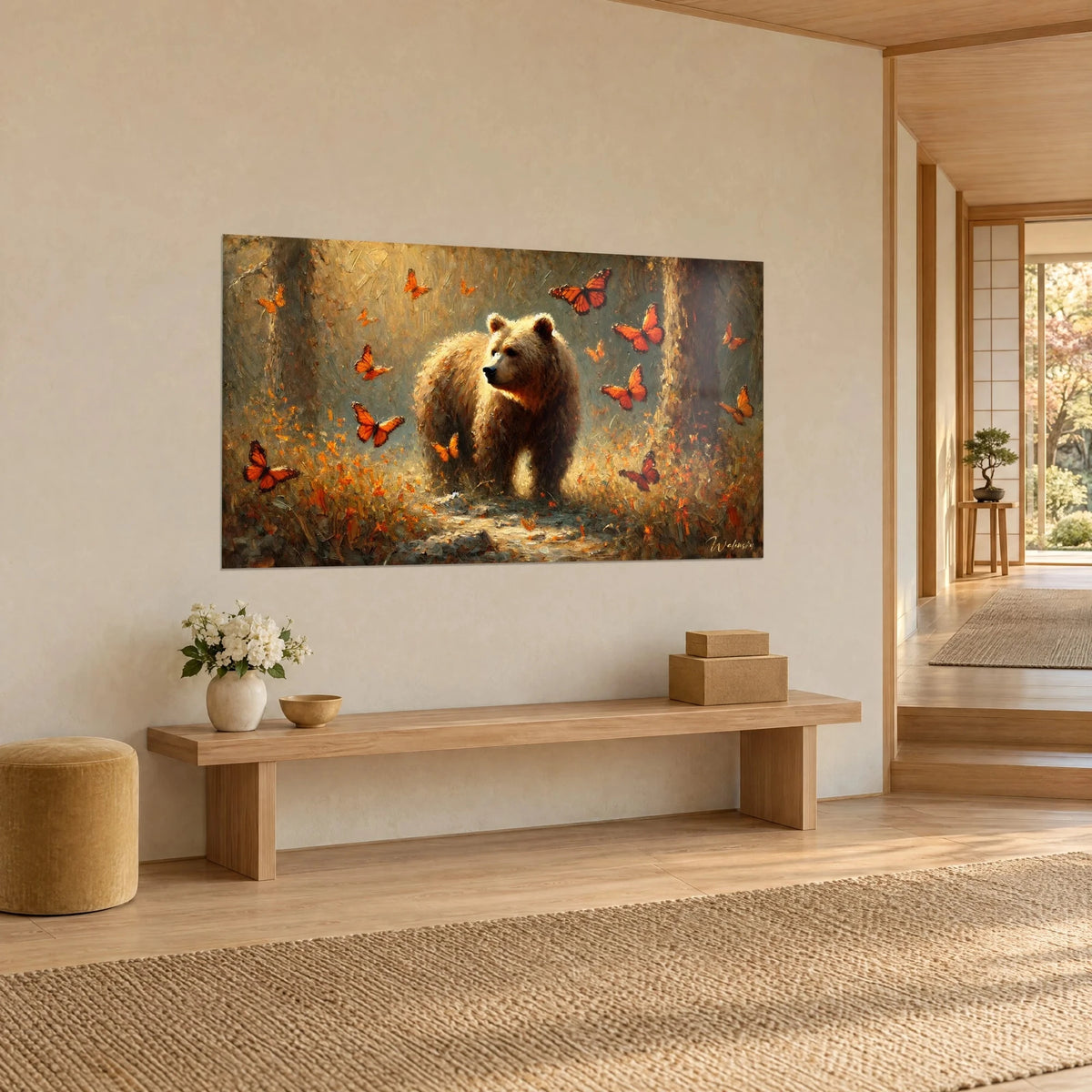 Tableau ourson roux au pelage épais sous les troncs sombres, papillons orange en vol, mur crème, banc de bois clair