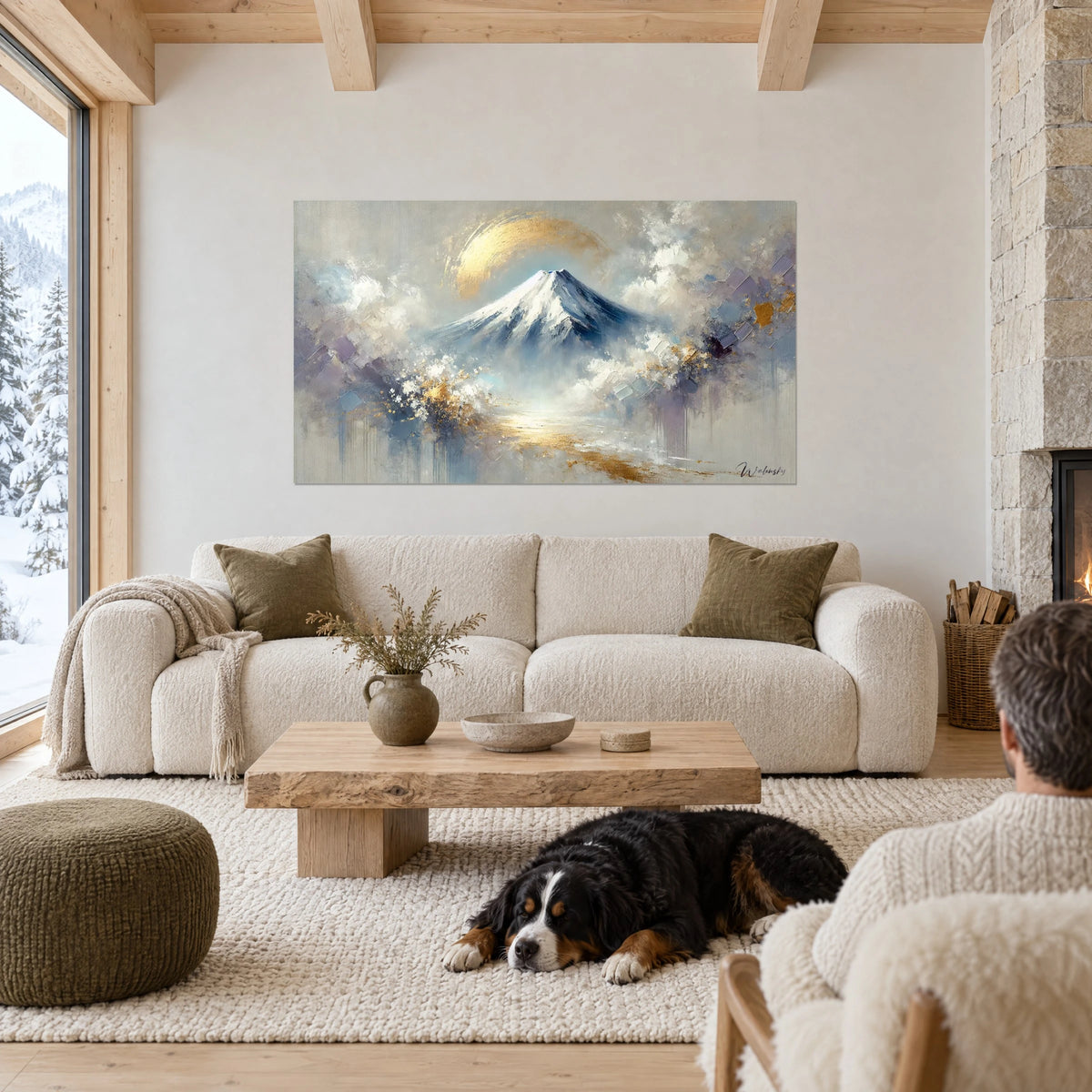 Gemälde Schneebedeckter Fuji, perlgraue Himmel und goldener Regenbogen, betrachtet von einem Paar von hinten und einem Hund, über einem Sofa in einem hellen Wohnzimmer