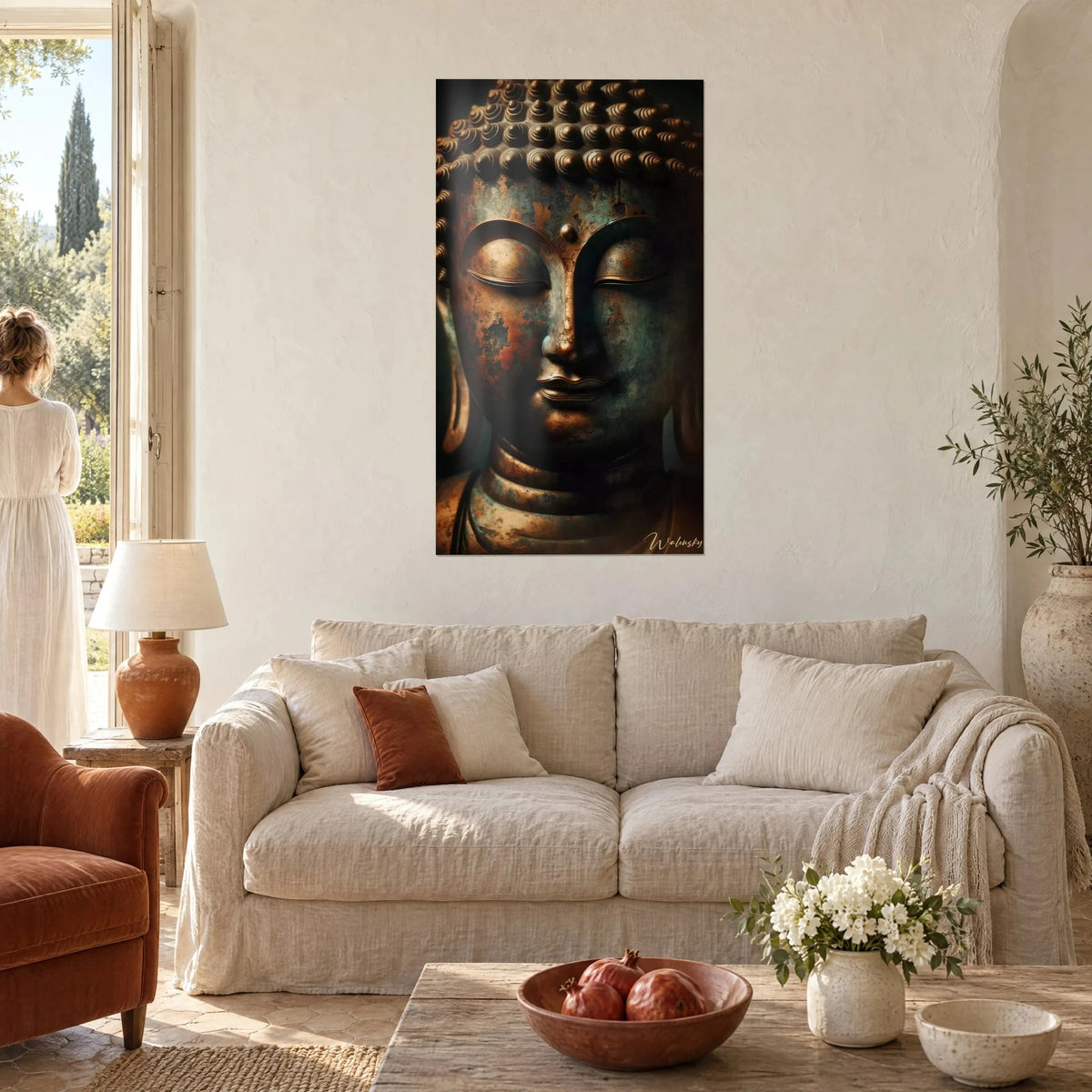 Gemälde Buddha-Kopf aus patinierter Bronze, Grünspan und orangerostige Töne, reliefartige Locken, über einem Sofa in einem hellen Wohnzimmer