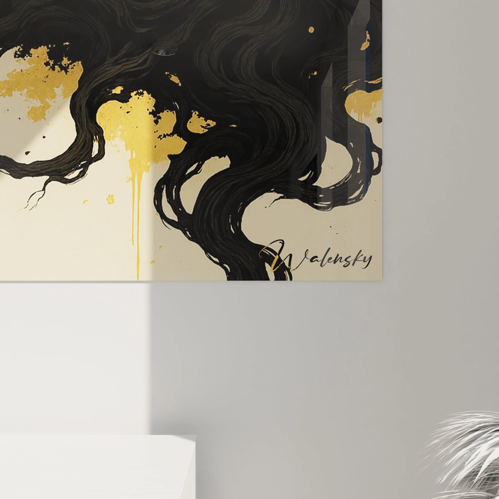 Un tableau pin japonais présentant une composition épurée dominée par une lune or éclatante. Les formes organiques noires des arbres contrastent avec le fond beige clair, créant une atmosphère méditative. Les détails des branches torsadées et des éclaboussures dorées révèlent une technique raffinée inspirée de l'art nippon.

