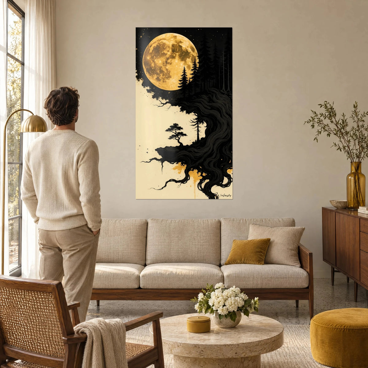 Quadro luna piena dorata su una foresta nera, pino bonsai su una scogliera, sfondo crema, uomo di spalle sopra un divano in un soggiorno luminoso