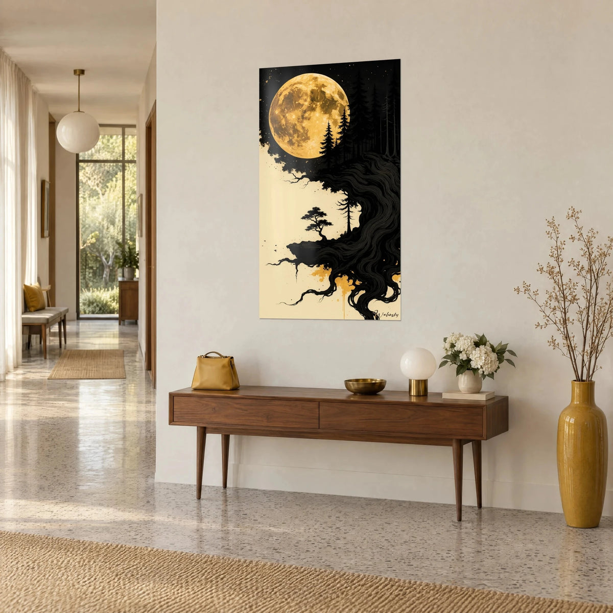 Quadro astro ocra velato da abeti scuri, radici nere vorticose su sfondo avorio, console in legno, corridoio luminoso anni '50