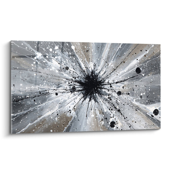 Abstraktes Gemälde schwarze Explosion auf metallischem grauem Hintergrund mit dynamischen Projektionen und Spritzern