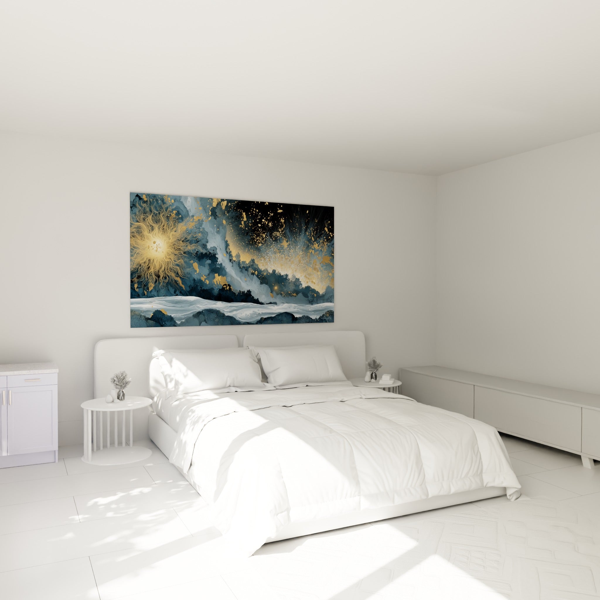 Explosion céleste dorée et bleu marine accrochée au-dessus d'un lit dans une chambre claire