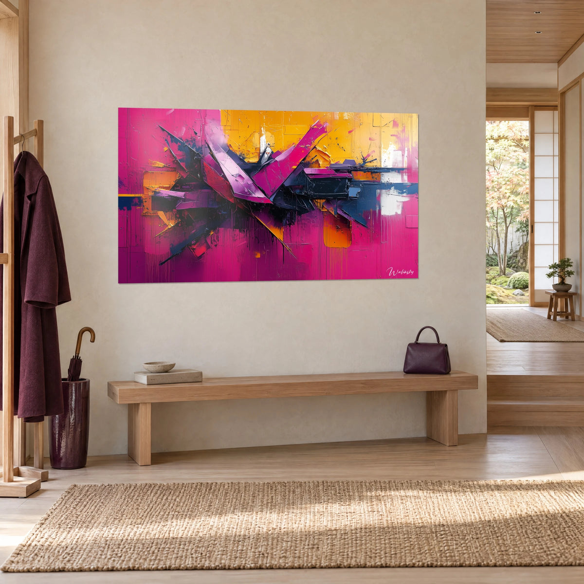 Quadro street art con frammenti magenta e blu notte, tocchi arancio e bianchi, accanto a una panca in legno chiaro