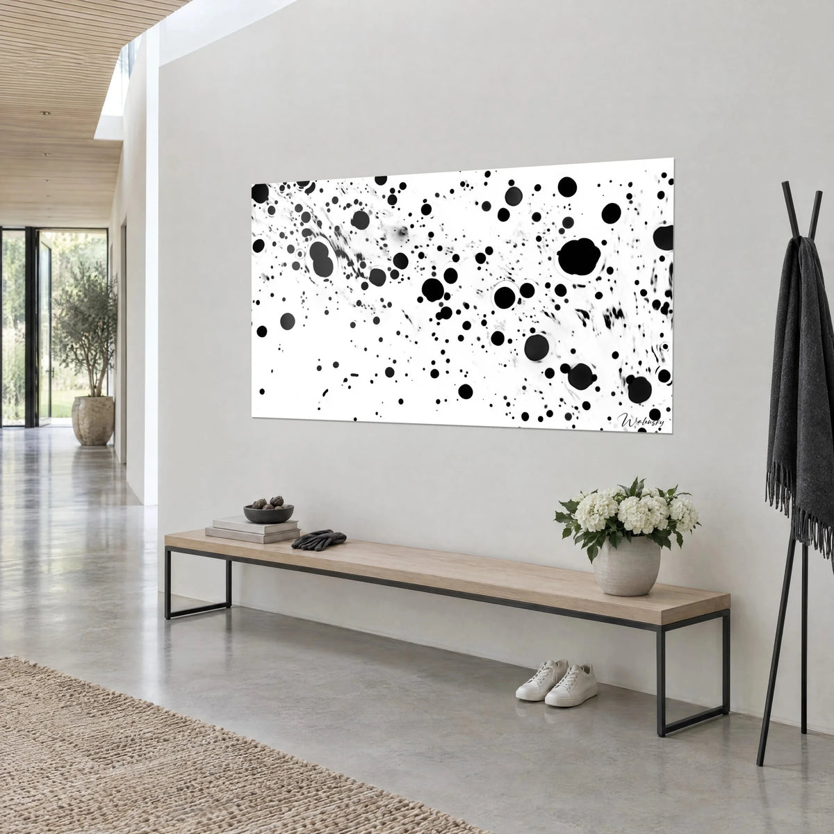 Cuadro de una constelación de manchas negras sobre blanco puro, gotas redondas grandes y salpicaduras finas, vista de tres cuartos, banco de madera