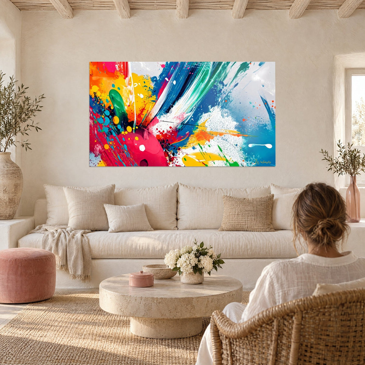 Gemälde mit spritzender fuchsiapinker, gelber und türkisblauer Farbe, Farbspritzer in vollem Schwung, über einem Sofa in einem hellen Wohnzimmer