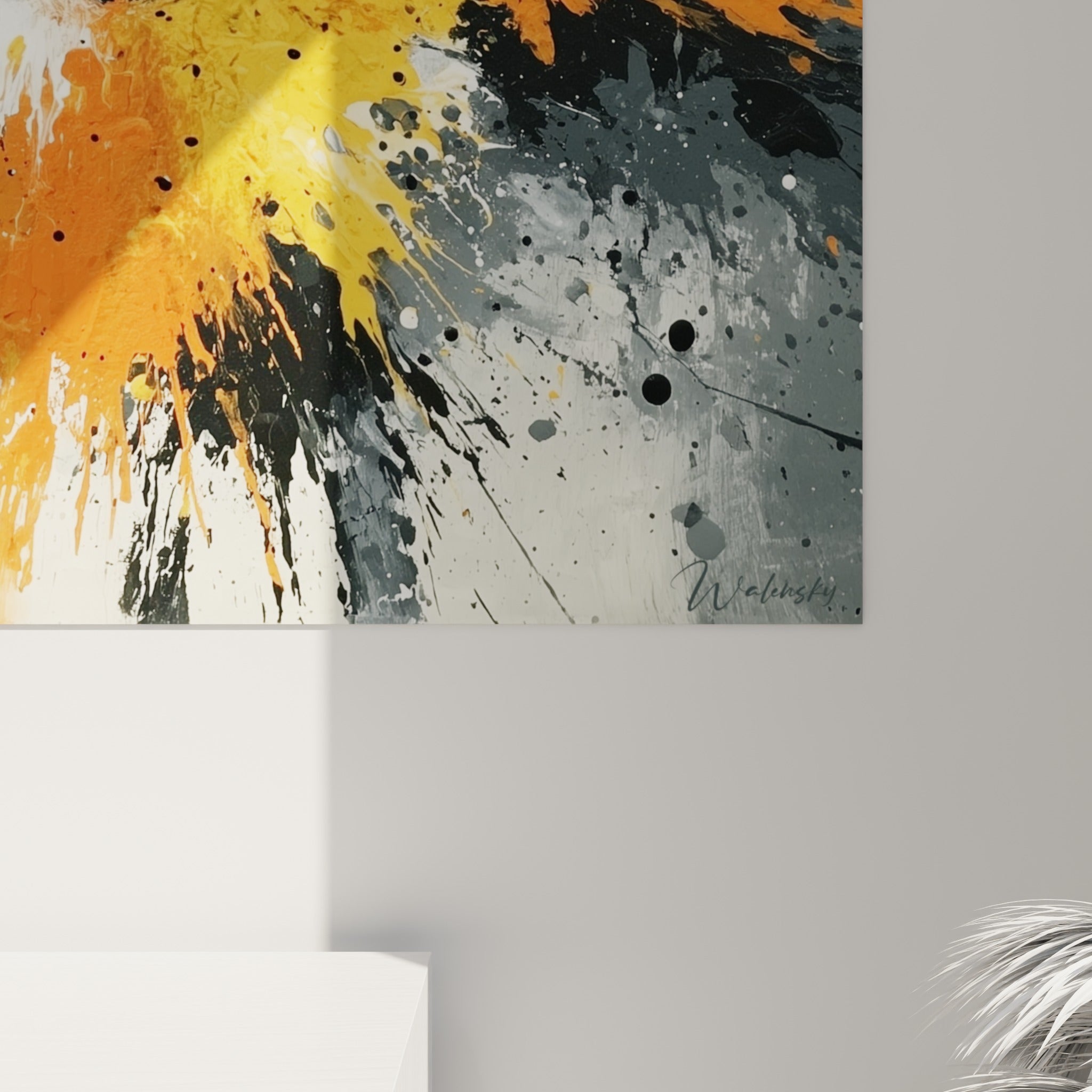 Empâtements orange et jaunes se mêlant aux coulures noires et blanches, révélant le grain épais de la matière picturale