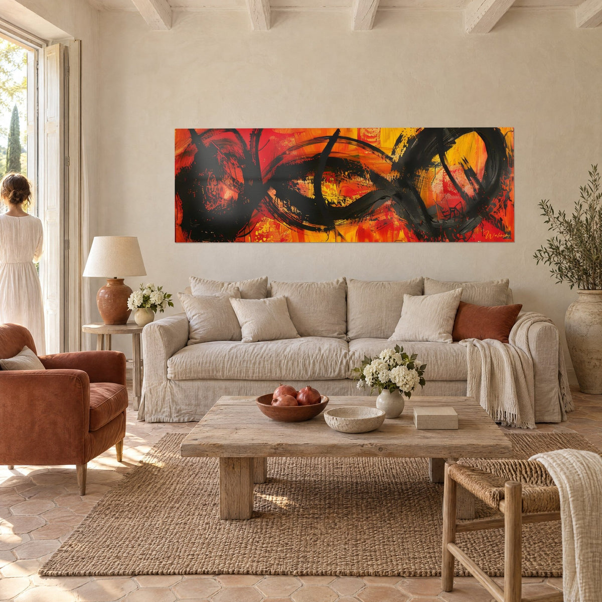 Tableau expressionniste aux boucles noires sur fond rouge et jaune, au-dessus d'un canapé dans un salon lumineux