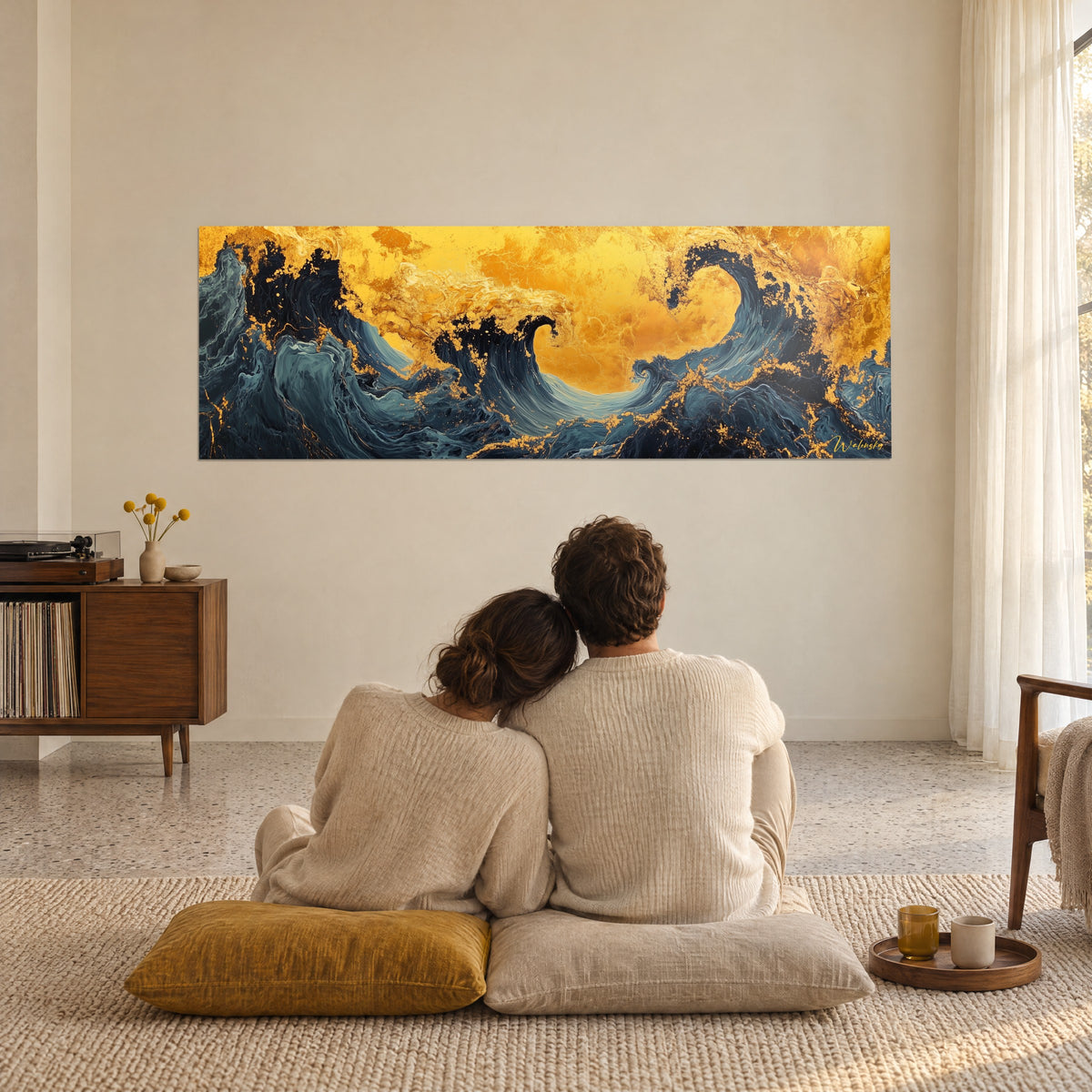 Cuadro de tormenta dorada con volutas azul marino y chorreones ocre brillantes, pareja de espaldas sentada sobre cojines, salón luminoso