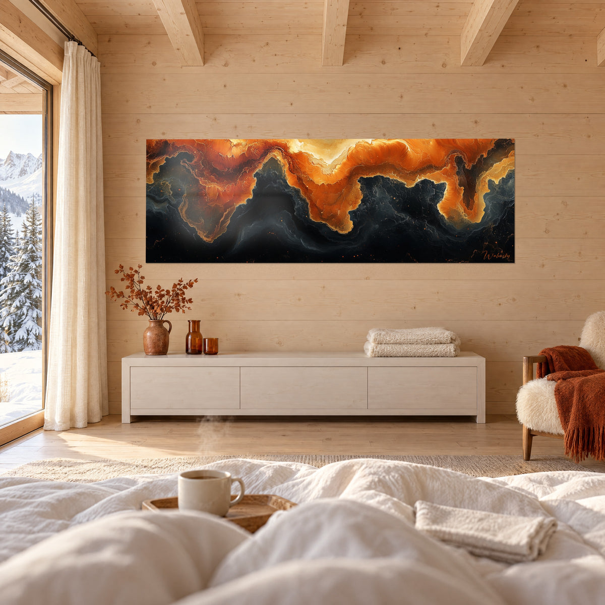 Gemälde mit abstrakten, flammenden Mäandern in Orange und Gold auf anthrazitfarbener Finsternis, über einem Bett in einem hellen Schlafzimmer