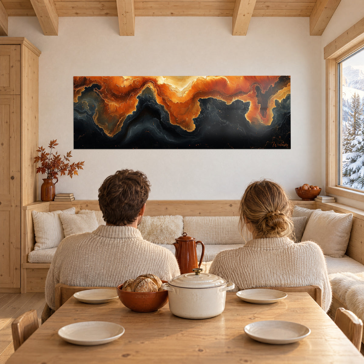 Gemälde mit einem Bernstein- und schwarzen Magmafluss, horizontales Großformat, an einer weißen Wand gegenüber einem Chalet-Tisch