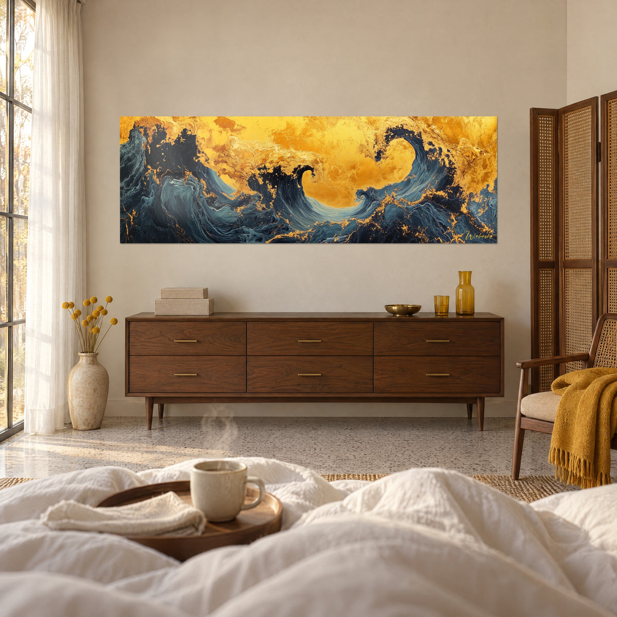 Cuadro de oleaje oscuro con crestas enroscadas sobre fondo amarillo solar, toques ocre, persona de espaldas, encima de una cama en un dormitorio luminoso