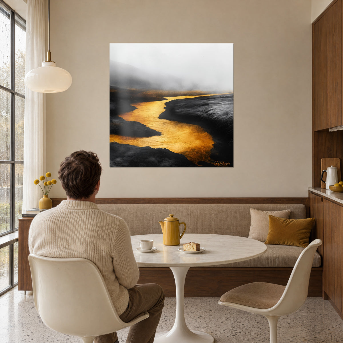 Tableau torrent d'or fondu sinueux sur terre charbon et ciel de brouillard gris, homme de dos à table, ambiance salle à manger années 50