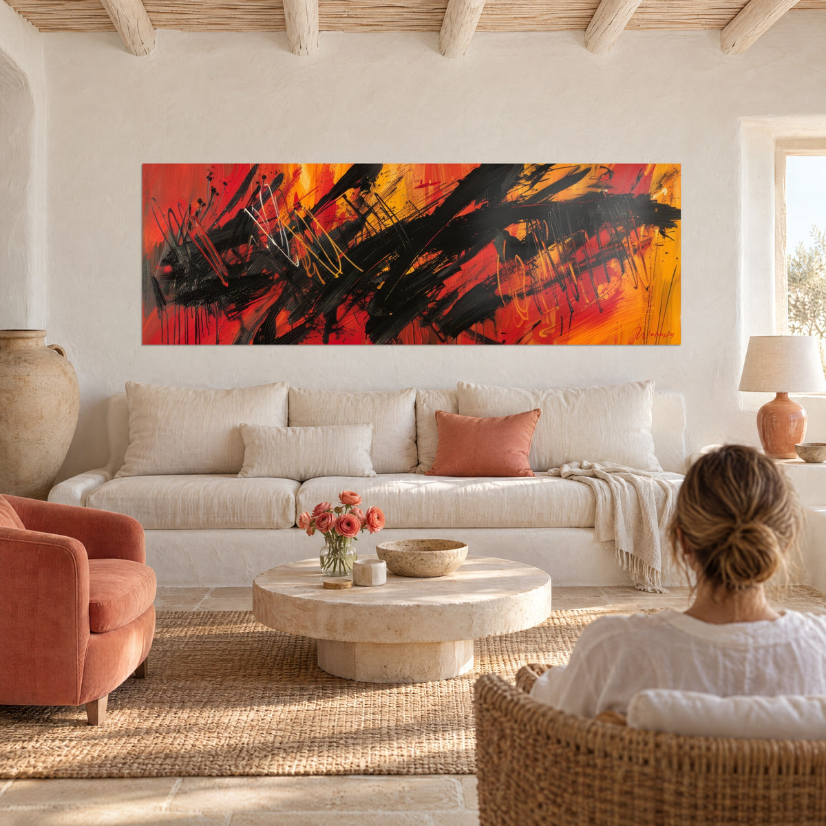 Abstract schilderij van brede zwarte halen op rode en oranje achtergrond, van achteren gezien, boven een bank in een lichte woonkamer