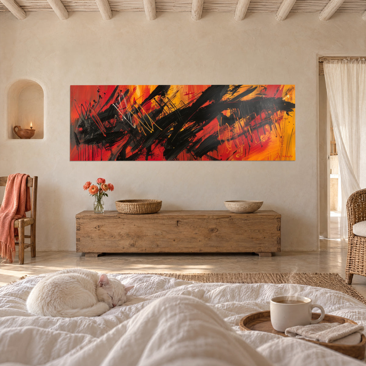 Schilderij met een explosie van zwarte lijnen op scharlakenrode en amberkleurige achtergrond, met een witte kat die ligt, boven een bed in een lichte slaapkamer