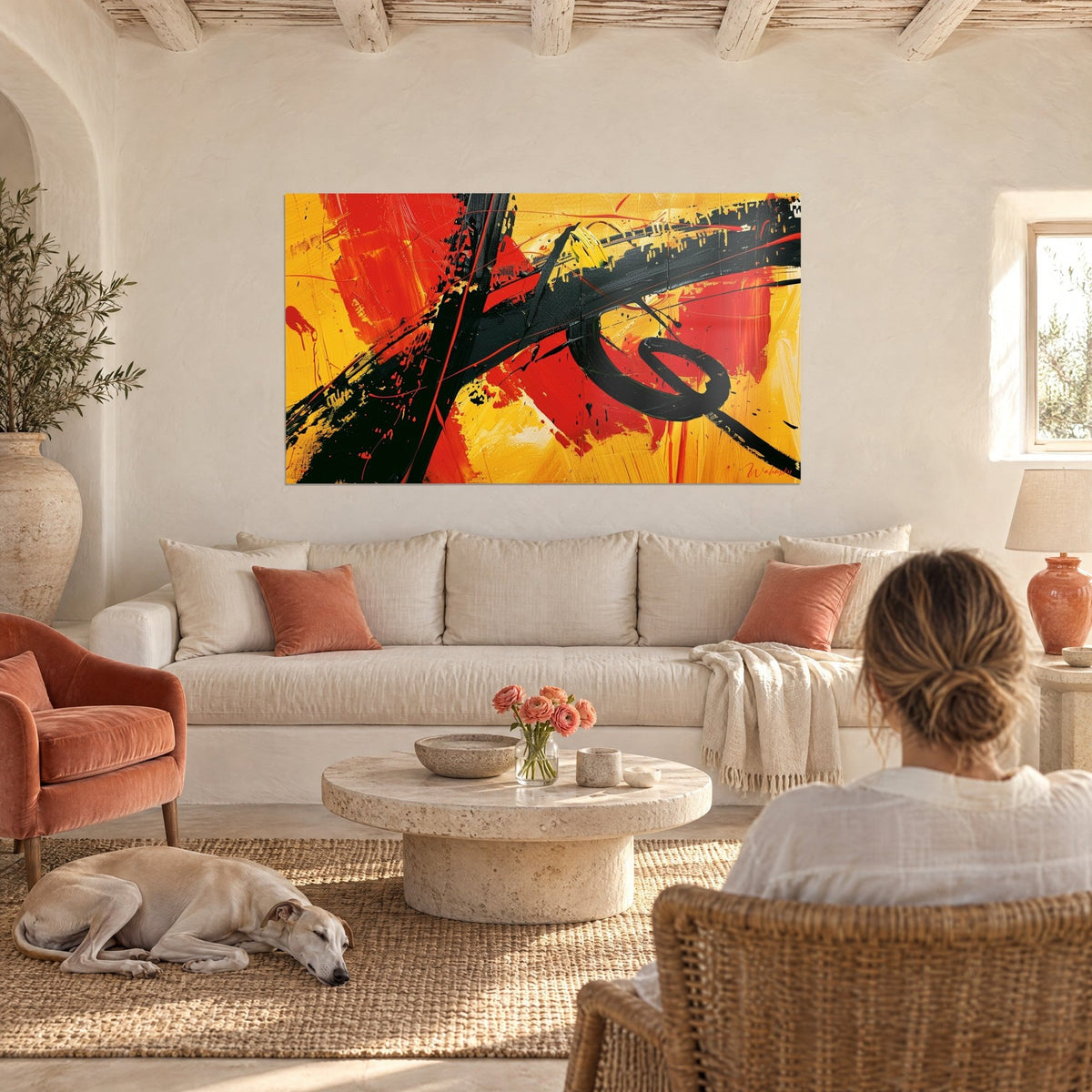 Tableau expression abstraite rouge vermillon et noir, aplats jaune moutarde, accroché au-dessus d'un canapé dans un salon lumineux