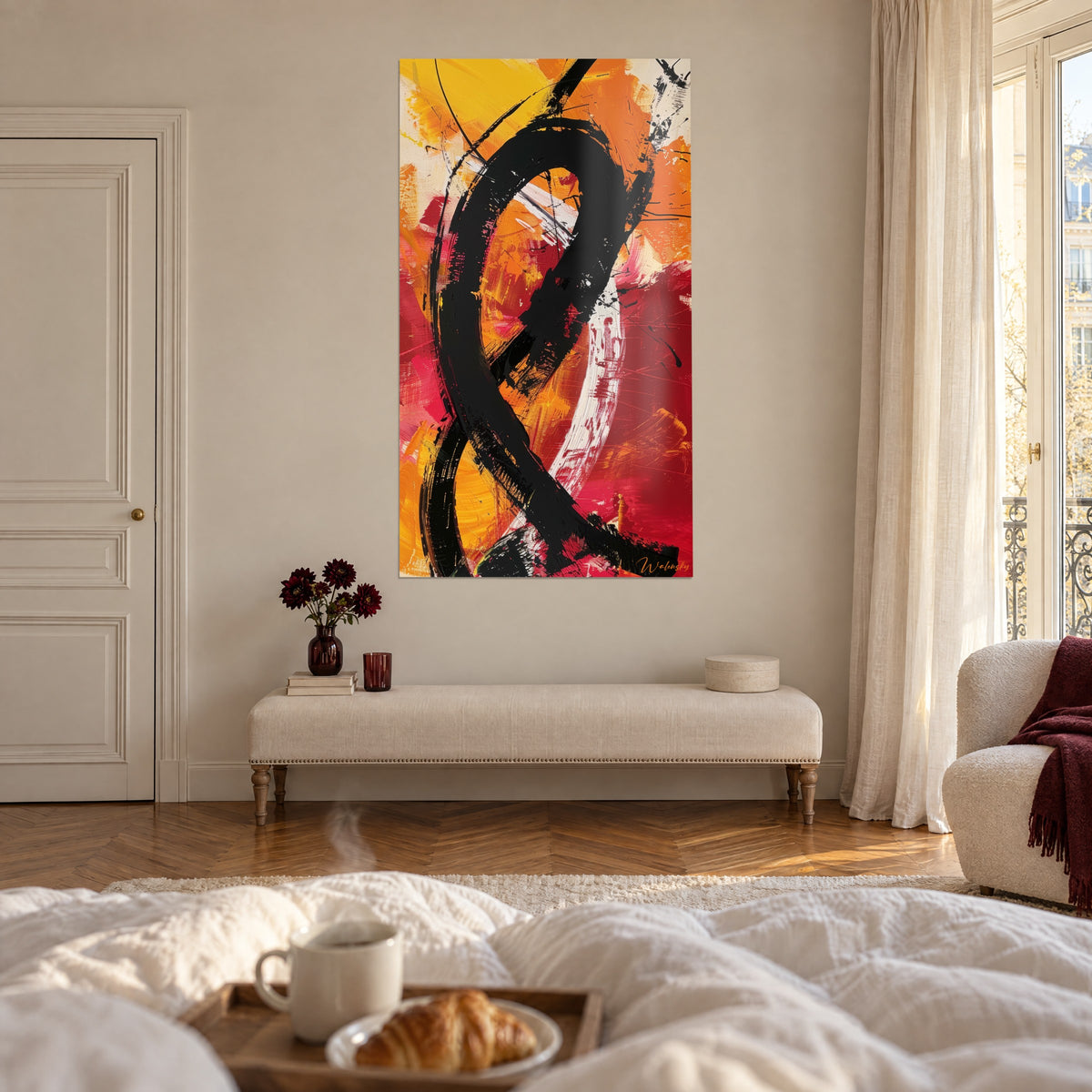 Gemälde riesige schwarze Kalligrafie auf orangefarbenem und zinnoberrotem Grund, über einem Bett in einem hellen Schlafzimmer