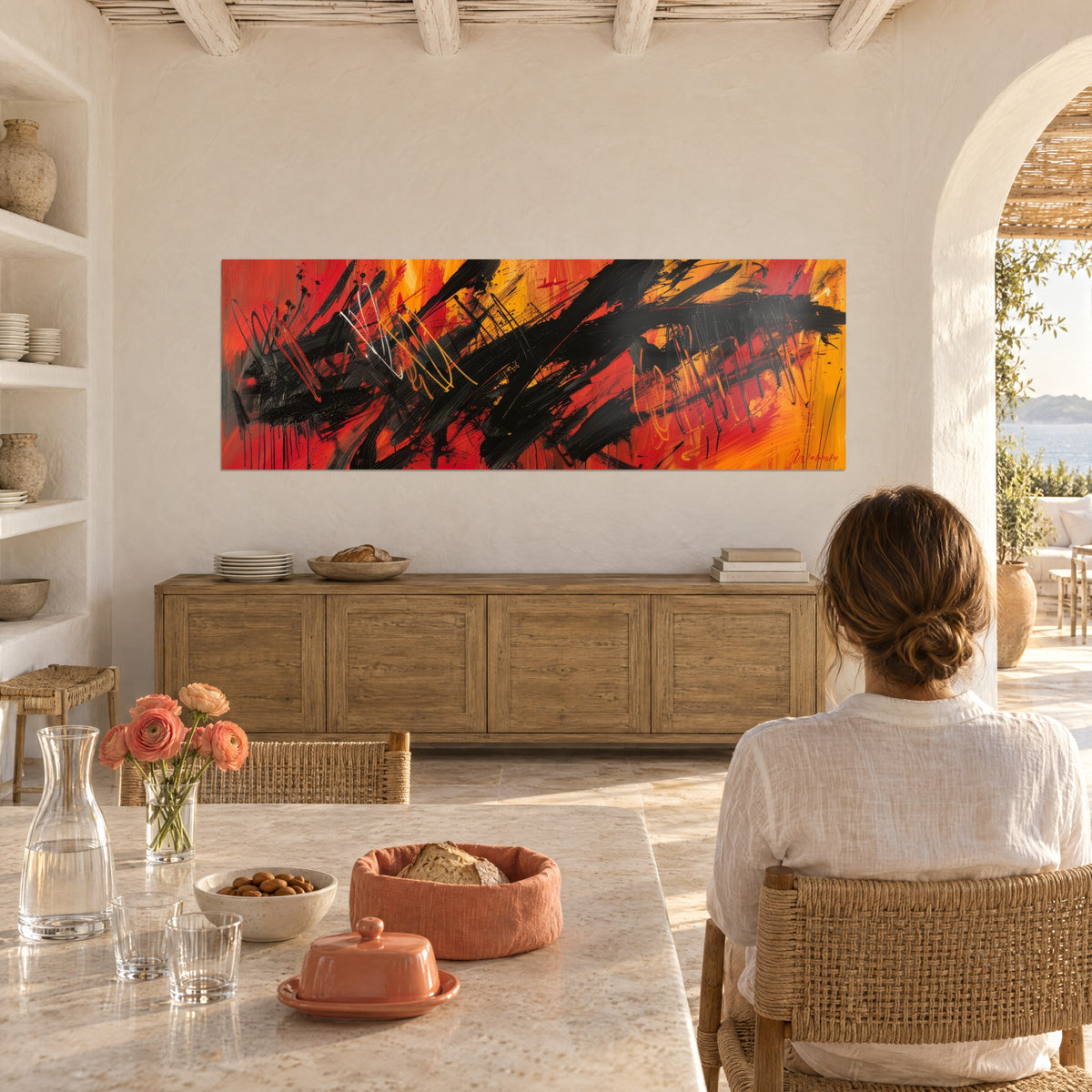 Expressionistisch doek in houtskoolzwart, bloedrood en mandarijnoranje, van achteren bekeken vanaf een tafel in een woonkamer met gewelven