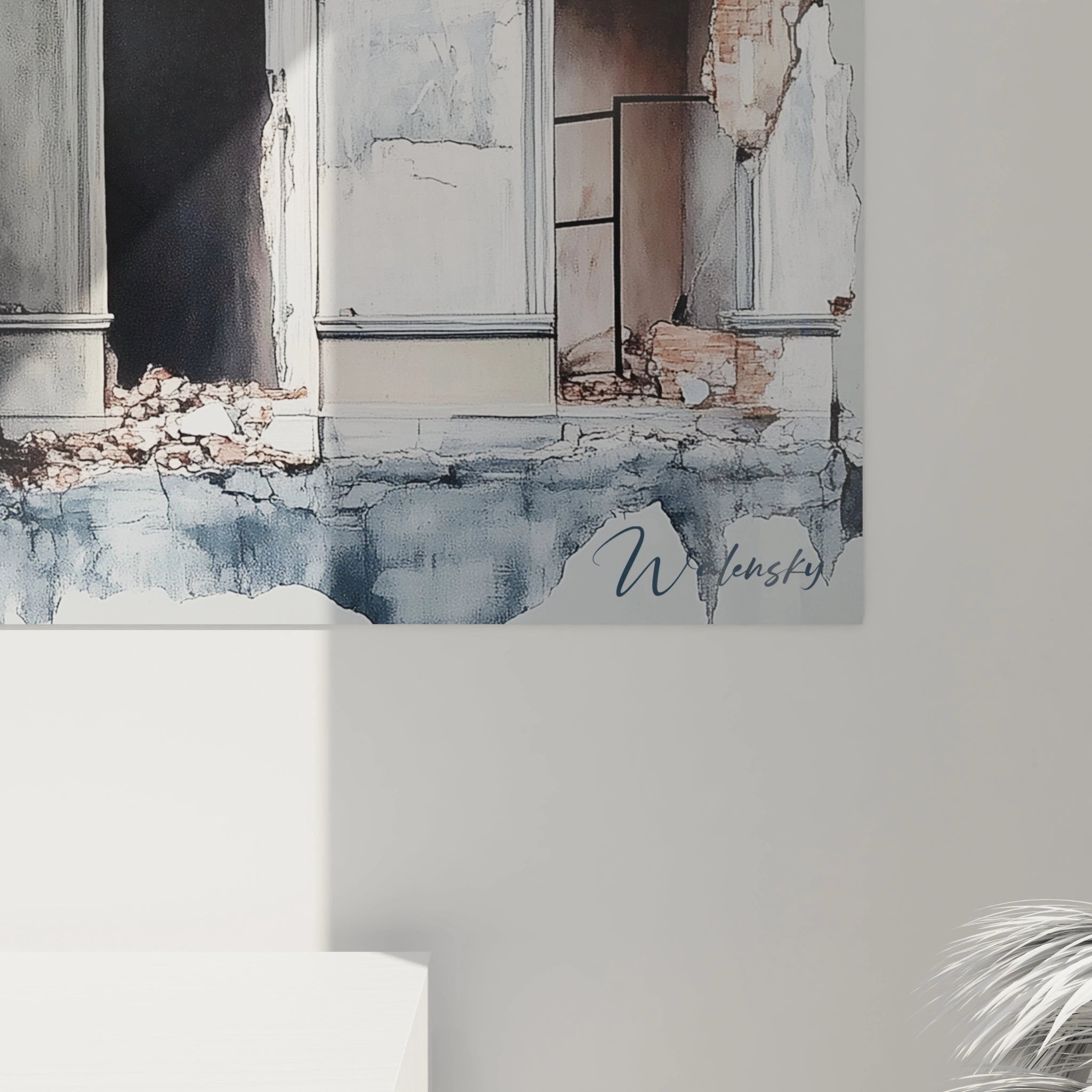 Tableau de façade urbaine en déclin où des murs corail s'effritent pour révéler la structure, avec entrée centrale surmontée d'un fronton classique, combinant techniques d'aquarelle et dessin architectural précis pour capturer la beauté de la décrépitude.
