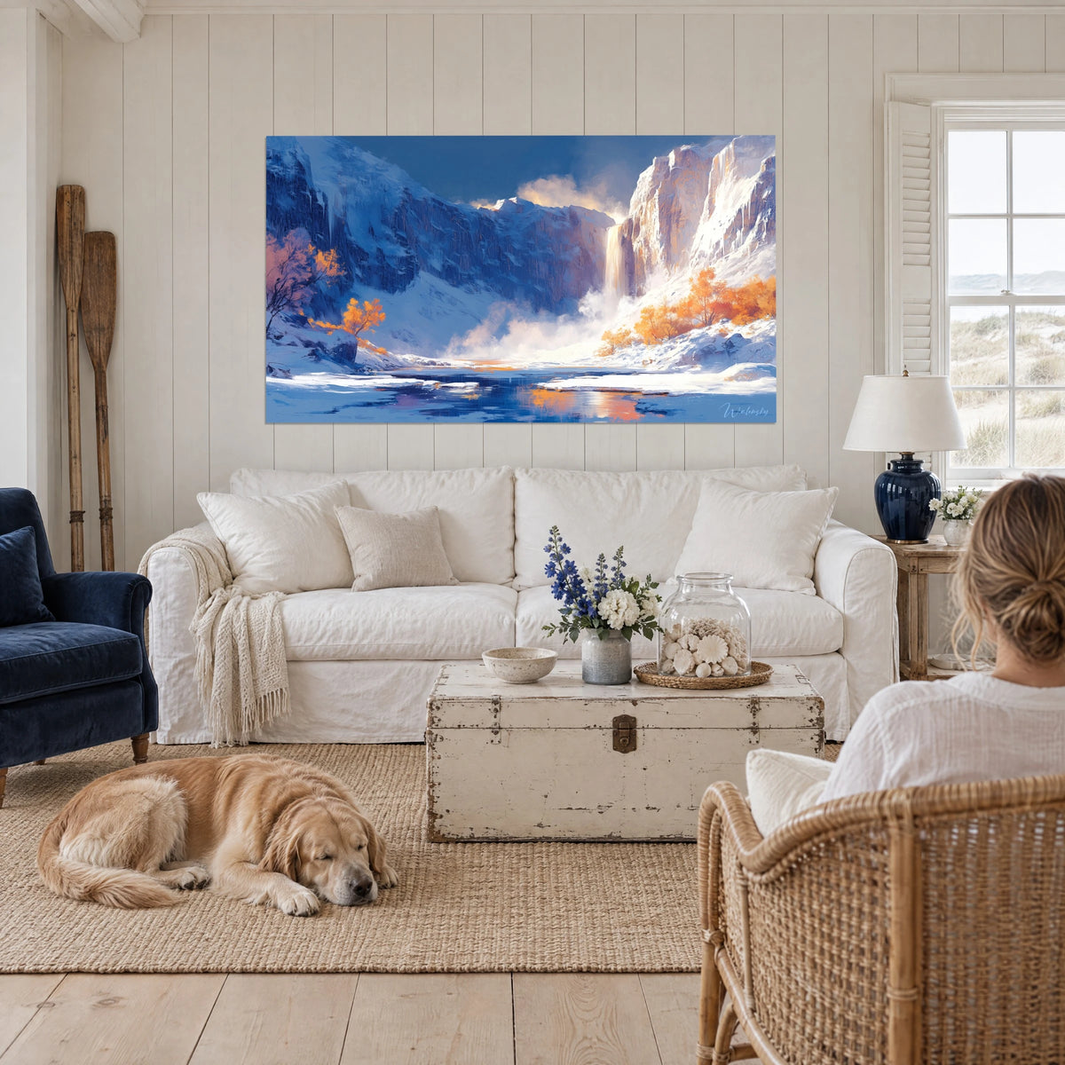 Tableau cascade glacée sous des parois bleutées, feuillage orangé, retriever couché au-dessus d'un canapé dans un salon lumineux