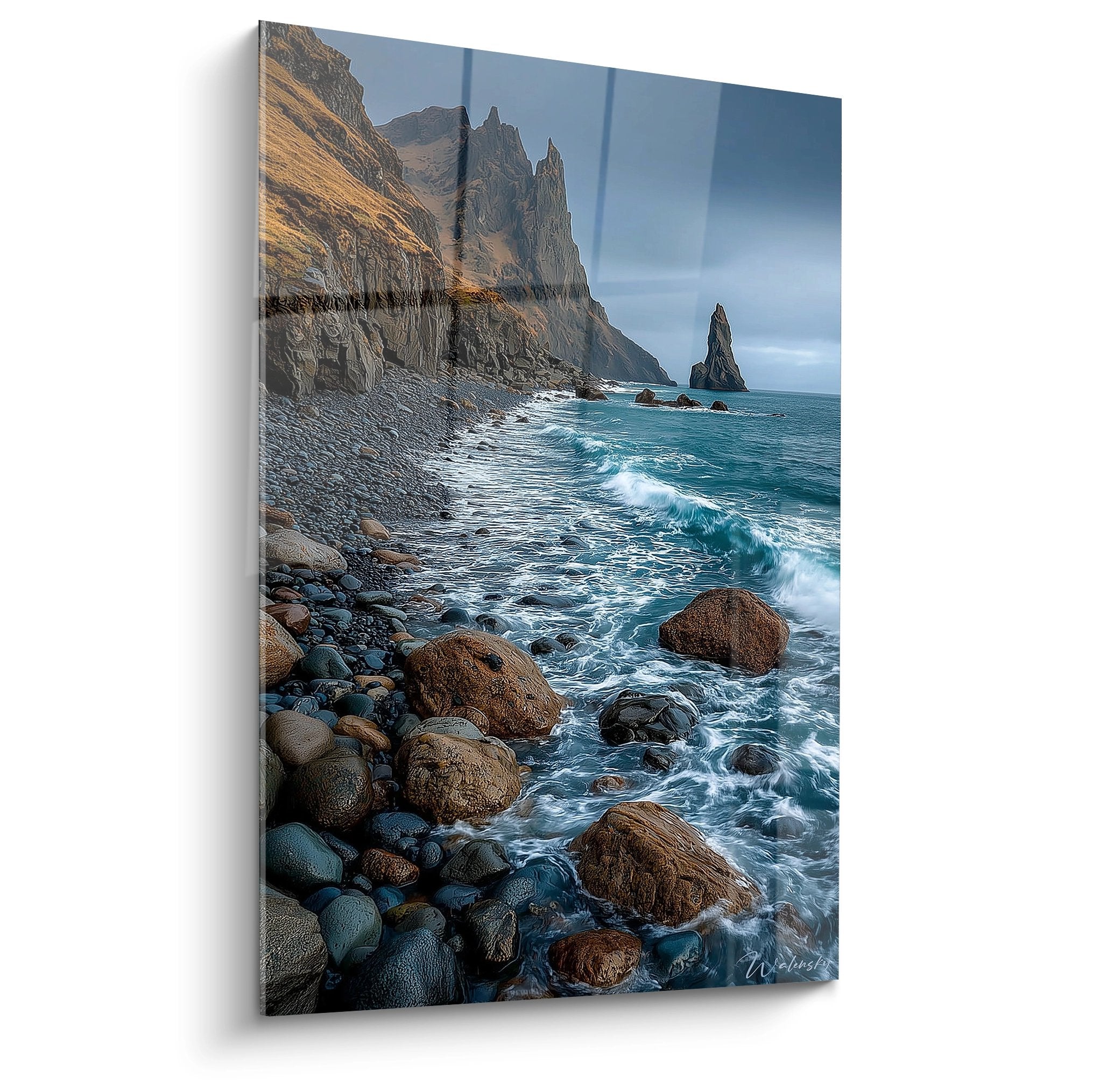 Tableau mural falaises océaniques avec eaux turquoise et rochers dorés sur plage de galets