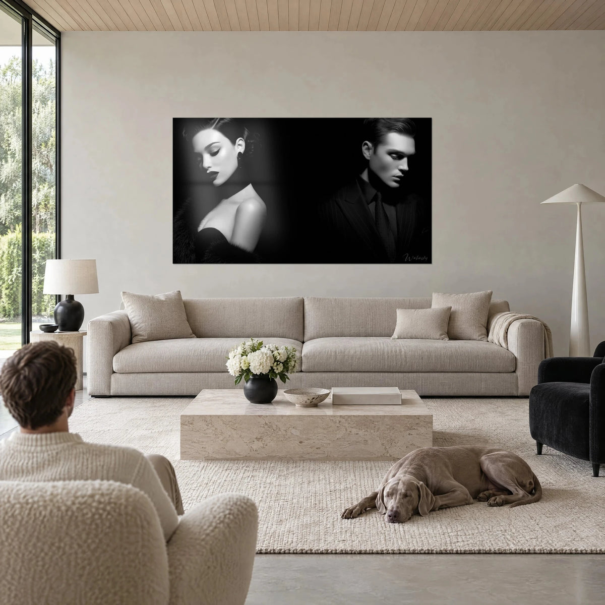 Tableau portraits de mode en noir et blanc, femme à la boucle d'oreille et homme en costume, au-dessus d'un canapé dans un salon lumineux