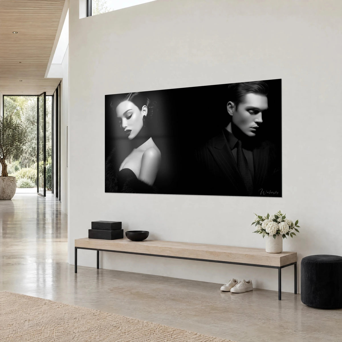 Tableau duo élégant, profil d'homme en veston rayé et visage de femme aux lèvres sombres sur fond noir, mur beige clair