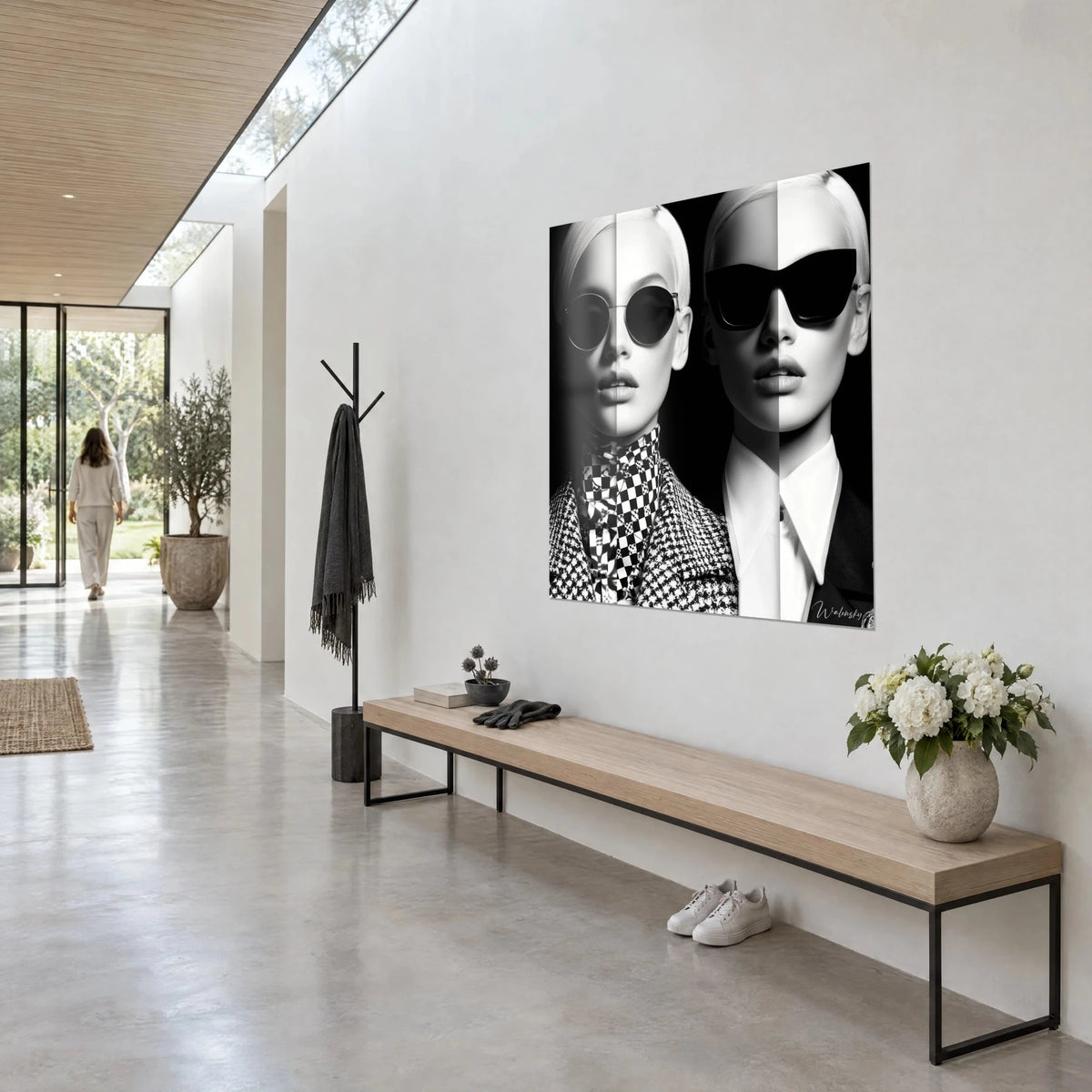 Schilderij modellen met platinablond haar, zwarte vlinderbril en witte kraag, lichte middenband, houten bank, hal