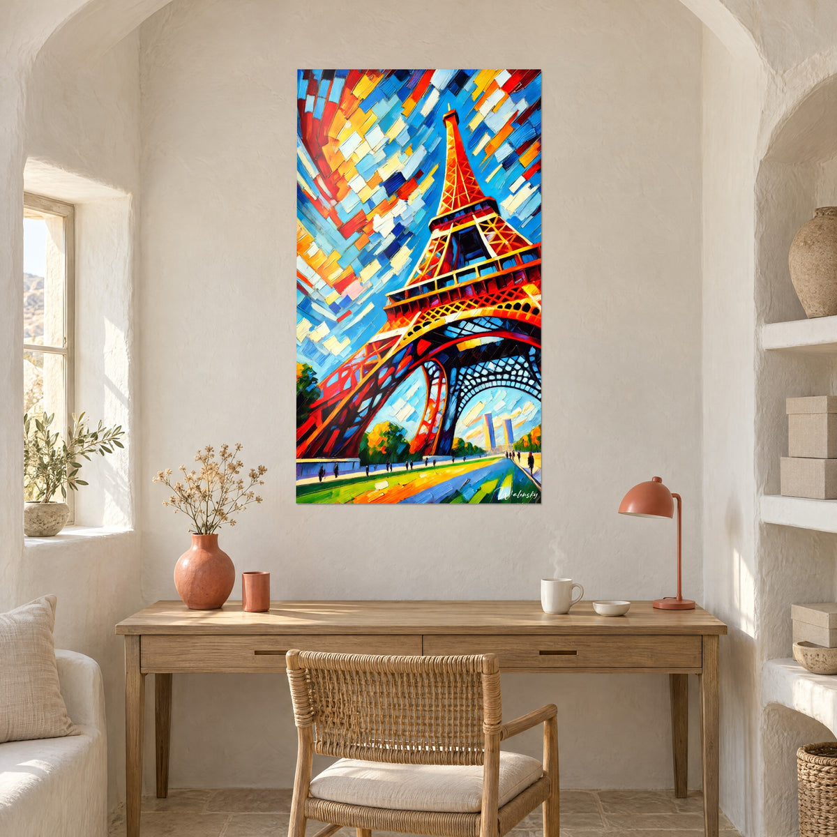 Cuadro Torre Eiffel fauvista, planos azul cobalto y azafrán, pared de yeso blanco, escritorio de madera y lámpara terracota
