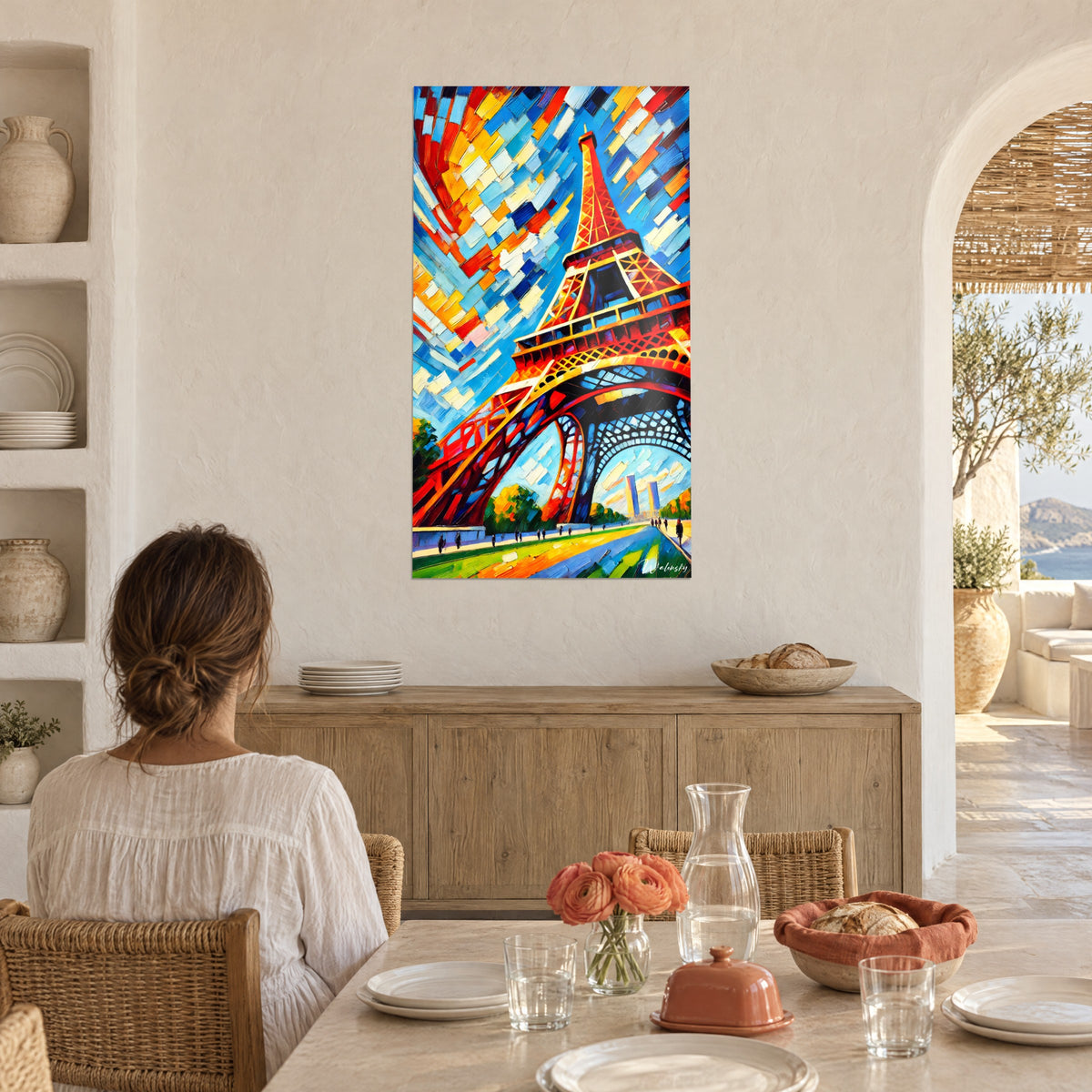 Cuadro pilón de hierro con toques fauves rojos y cielo azur, mujer sentada de espaldas junto a un aparador de madera clara