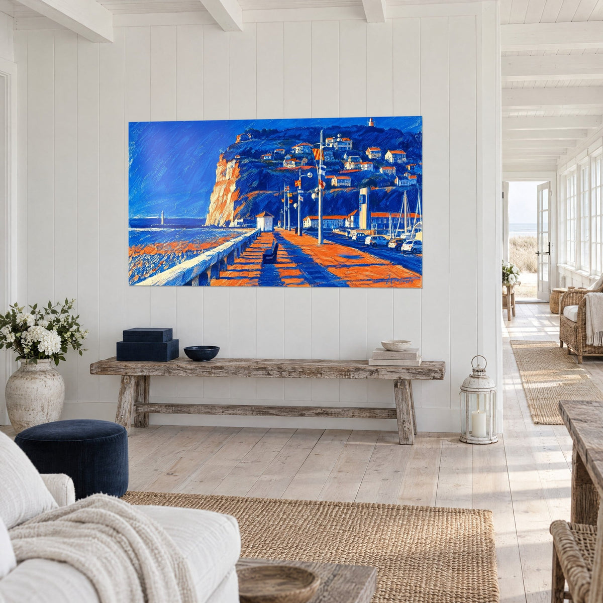 Schilderij zeedijk met indigokleurige schaduwen op oranje tegels, zeilbootmasten, boven een houten console in een kustwoonkamer