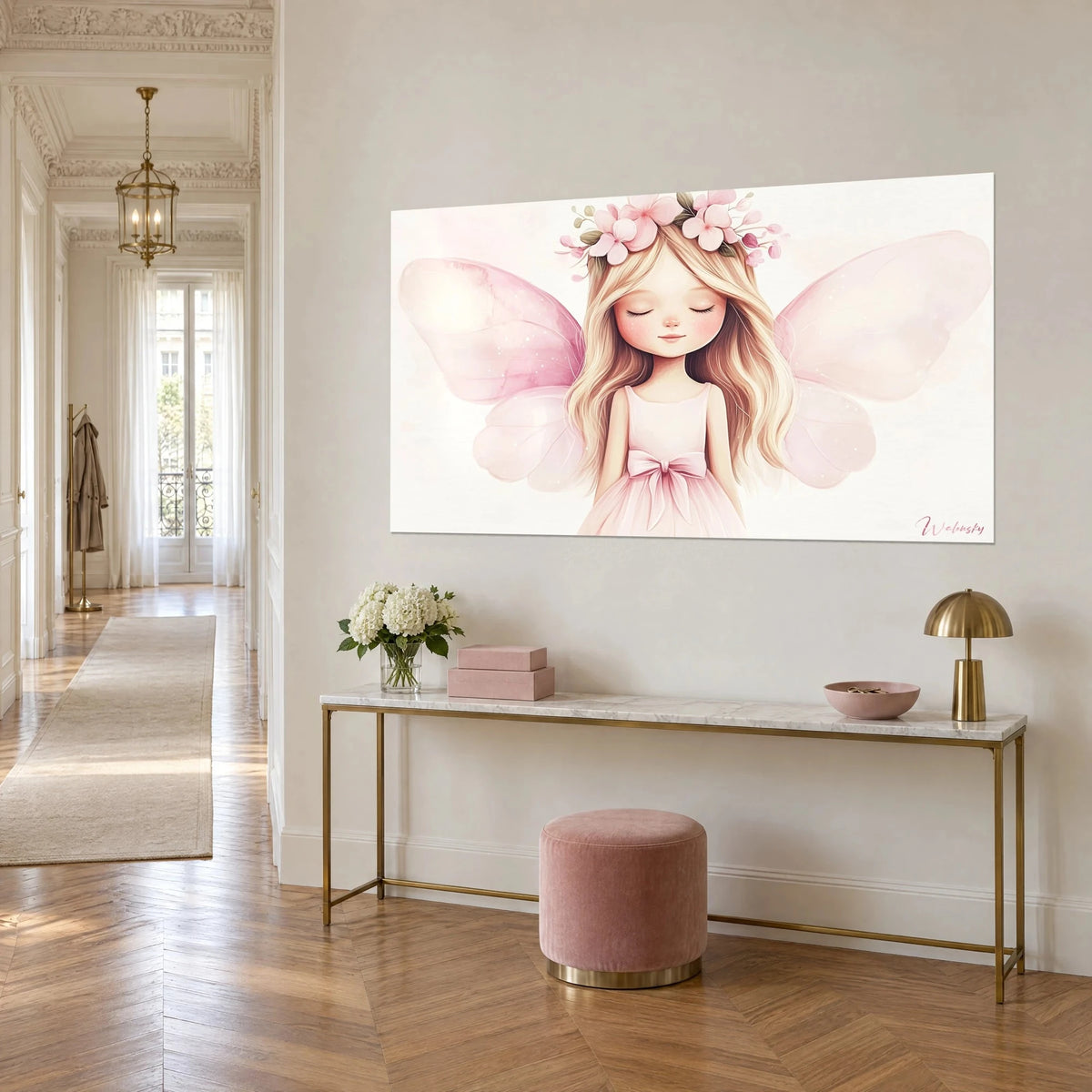 Schilderij van een blonde elf in een lichtroze tule jurk, grote aquarelvleugels op crèmekleurige achtergrond, driekwartzicht op een vergulde console