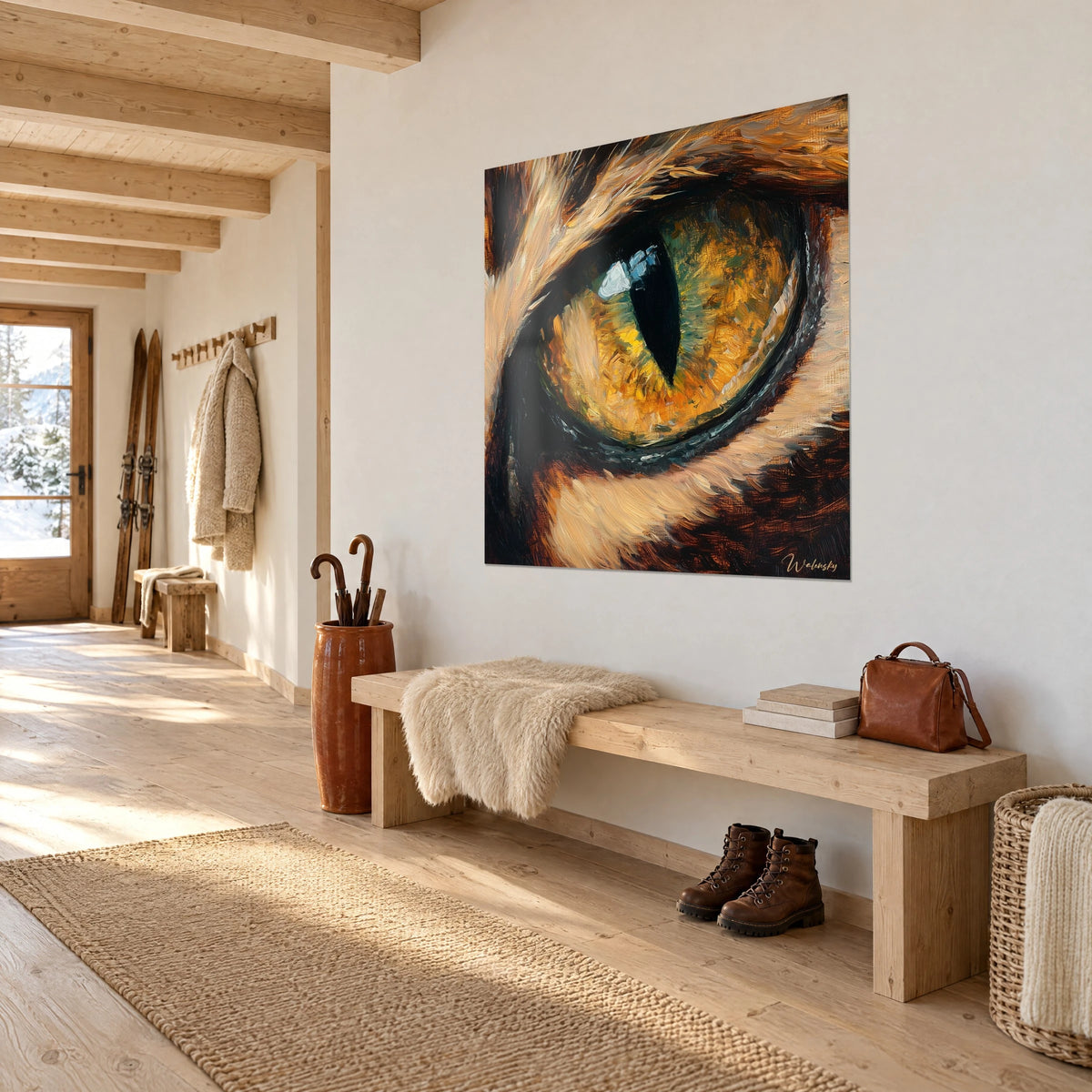 Cuadro mirada de gato salvaje, iris amarillo dorado rodeado de pelaje crema, reflejo azulado, visto de lado en la entrada de un chalet