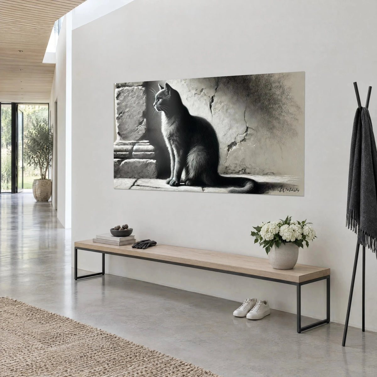 Gemälde Katzensilhouette in Schwarz auf rissiger cremefarbener Steinwand, aus Dreiviertelansicht über einer Bank aus hellem Holz