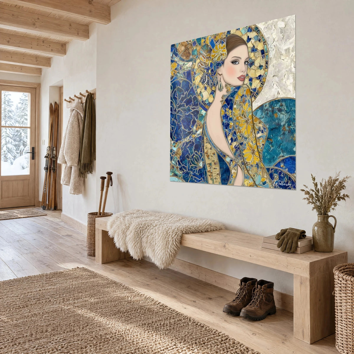 Schilderij muze in een bloemenjurk, saffierblauwe en goudgele tesserae, gouden halo, witte geaderde achtergrond, houten bank van een chalet