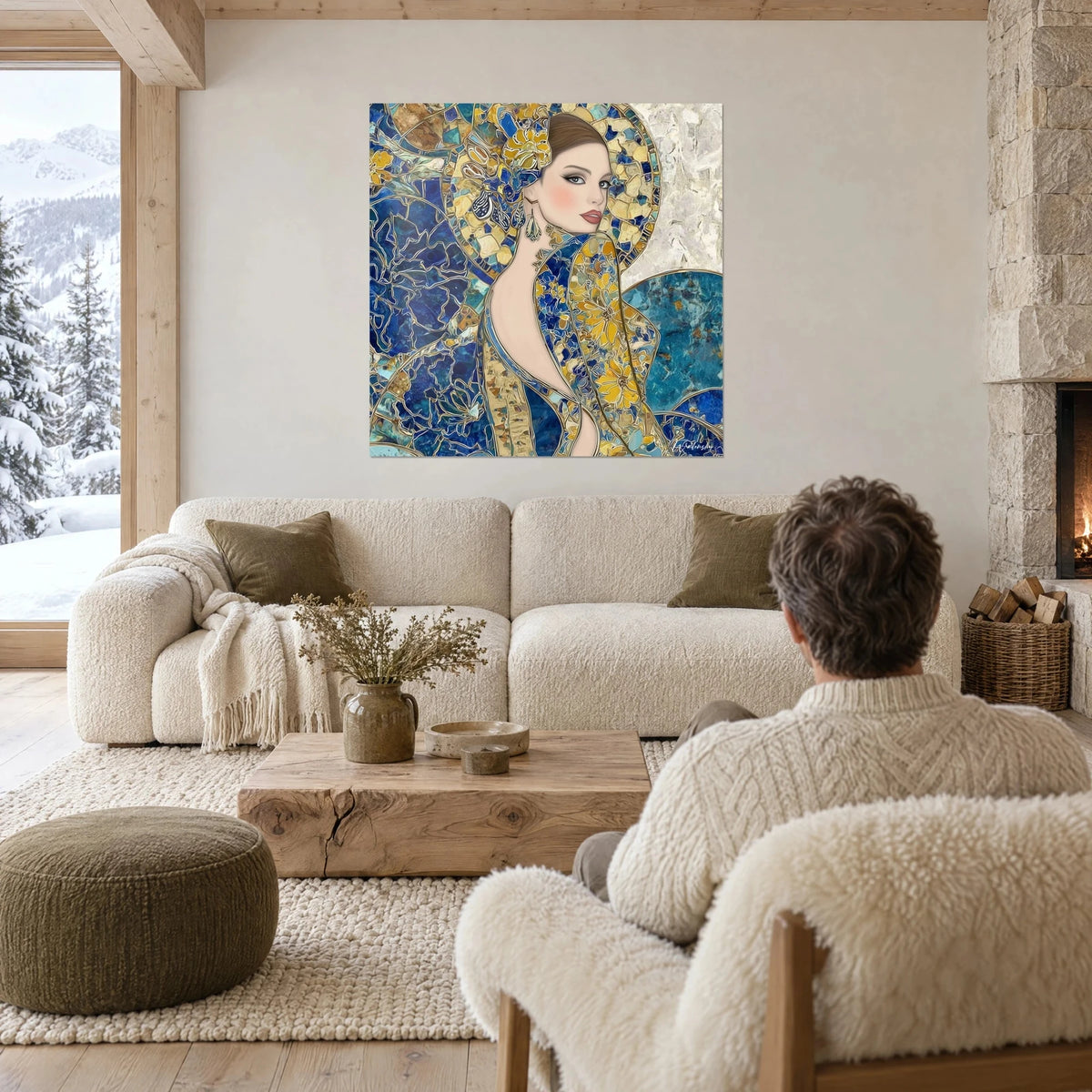 Schilderij portret van een vrouw met bruine knot, kobaltblauw en goud mozaïek, een persoon van achteren, boven een bank in een lichte woonkamer