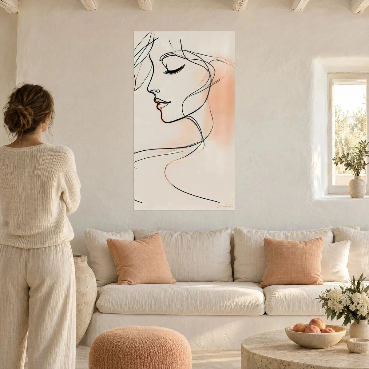 Gemälde einer Frau mit geschlossenen Augenlidern, schwarze Linie auf Beige mit pfirsichfarbenem Schimmer, über einem Sofa in einem hellen Wohnzimmer