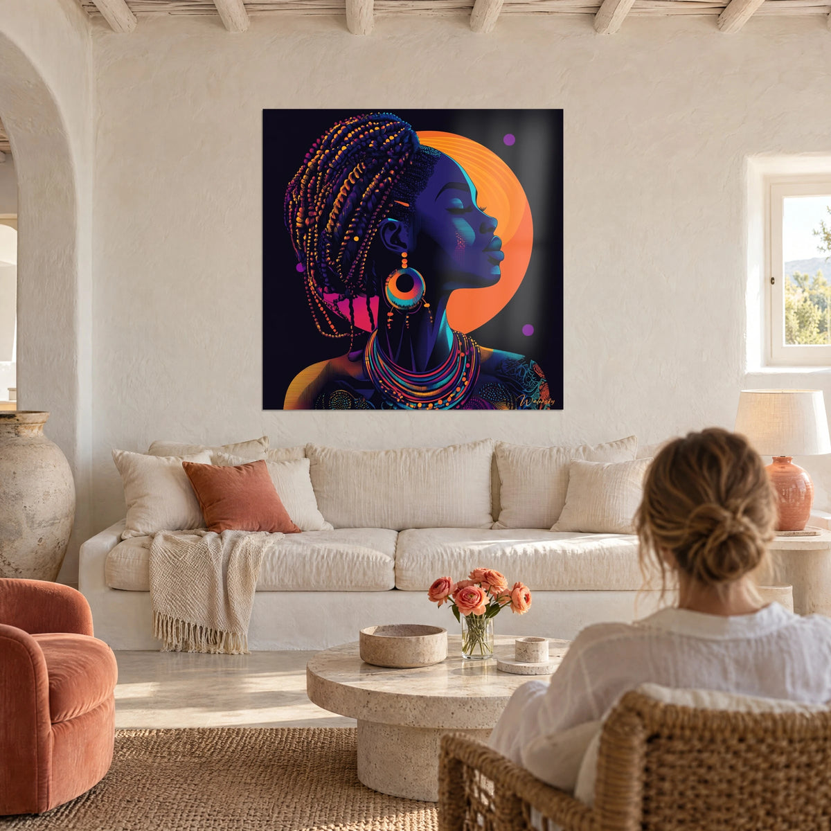 Gemälde Profil-Porträt mit orange und violetten Perlenzöpfen, orangefarbene Sonnenscheibe, über einem Sofa in einem hellen Wohnzimmer