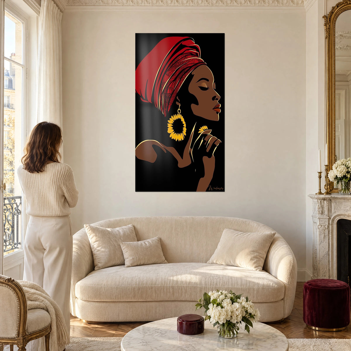 Gemälde afrikanisches Porträt mit leuchtend rotem Turban und sonnengelbem Ohrring, schwarzer Hintergrund, über einem Sofa in einem hellen Wohnzimmer